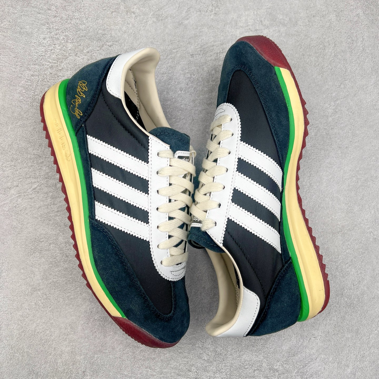 图片[3]-＃纯原 AD Wmns SL72 OG 系列德训足球风百搭低帮休闲运动板鞋 JR7973 采用高弹EVA+MODEL+RB三层组合底 区别市面RB一体大底 三层组合鞋底重量与原鞋一致 Originals 将有「T 头鞋」造型的诞生于 1972 年的 SL72 鞋款复刻带回 各位买鞋又有新选择了 1972 年 SL72 问世后 引领了后来阿迪达斯的跑鞋发展方向 其中「SL」代表了 Super Light 彰显了产品轻便的特性 1972 年 SL72 问世后 引领了后来阿迪达斯的跑鞋发展方向 其中「SL」代表了 Super Light 彰显了产品轻便的特性 这次 Originals 延续其轻质经典的基因 带来男女两款 SL72 男生款带来 SL72 RS 鞋型 RS 意为 Reshaped（重塑）鞋款在保留了经典的外观基础上 在尼龙材质里增加了填充物 使鞋型更加挺立和饱满 鞋头则更加圆润 鞋底的 EVA 材质则增加了鞋款的高度 女生款则带来 SL72 OG W 鞋型 OG 顾名思义则是致敬经典款式 相较于 RS（Reshaped）鞋款 鞋身更加纤细 其整体鞋身轮廓、线条、细节、材质上尊崇 70 年代 SL72 的设计 还原经典味道 尺码：36 36⅔ 37⅓ 38 38⅔ 39⅓ 40 40⅔ 41⅓ 42 42⅔ 43⅓ 44 44⅔ 45-选品中心