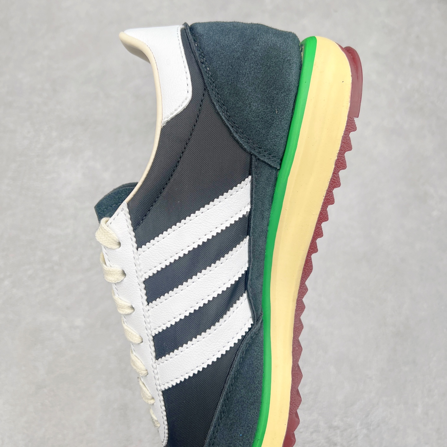 图片[7]-＃纯原 AD Wmns SL72 OG 系列德训足球风百搭低帮休闲运动板鞋 JR7973 采用高弹EVA+MODEL+RB三层组合底 区别市面RB一体大底 三层组合鞋底重量与原鞋一致 Originals 将有「T 头鞋」造型的诞生于 1972 年的 SL72 鞋款复刻带回 各位买鞋又有新选择了 1972 年 SL72 问世后 引领了后来阿迪达斯的跑鞋发展方向 其中「SL」代表了 Super Light 彰显了产品轻便的特性 1972 年 SL72 问世后 引领了后来阿迪达斯的跑鞋发展方向 其中「SL」代表了 Super Light 彰显了产品轻便的特性 这次 Originals 延续其轻质经典的基因 带来男女两款 SL72 男生款带来 SL72 RS 鞋型 RS 意为 Reshaped（重塑）鞋款在保留了经典的外观基础上 在尼龙材质里增加了填充物 使鞋型更加挺立和饱满 鞋头则更加圆润 鞋底的 EVA 材质则增加了鞋款的高度 女生款则带来 SL72 OG W 鞋型 OG 顾名思义则是致敬经典款式 相较于 RS（Reshaped）鞋款 鞋身更加纤细 其整体鞋身轮廓、线条、细节、材质上尊崇 70 年代 SL72 的设计 还原经典味道 尺码：36 36⅔ 37⅓ 38 38⅔ 39⅓ 40 40⅔ 41⅓ 42 42⅔ 43⅓ 44 44⅔ 45-选品中心