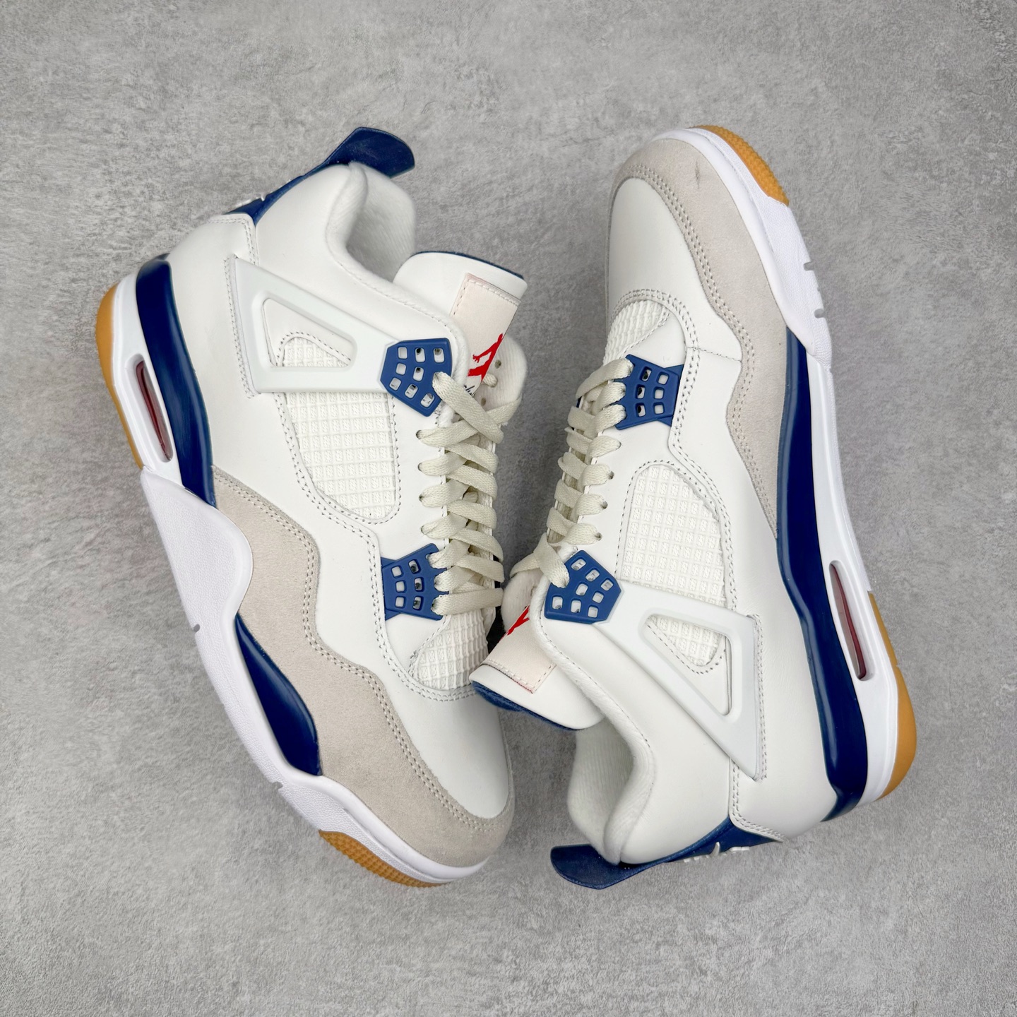 图片[3]-＃K版纯原 NK SB x Air Jordan AJ4 联名海军蓝 白蓝 DR5415-100 全新升级改良 原鞋原楦原纸板同源开发 完美呈现乔4的版型 内侧正确双色网格 还原细节 原厂皮料 正确气垫颜色 正确网格工艺 正确拉帮工艺 全鞋原装材料制作 原档案原模具打造 支持全方位与正品对比 尺码：36 36.5 37.5 38 38.5 39 40 40.5 41 42 42.5 43 44 44.5 45 46 47.5-选品中心