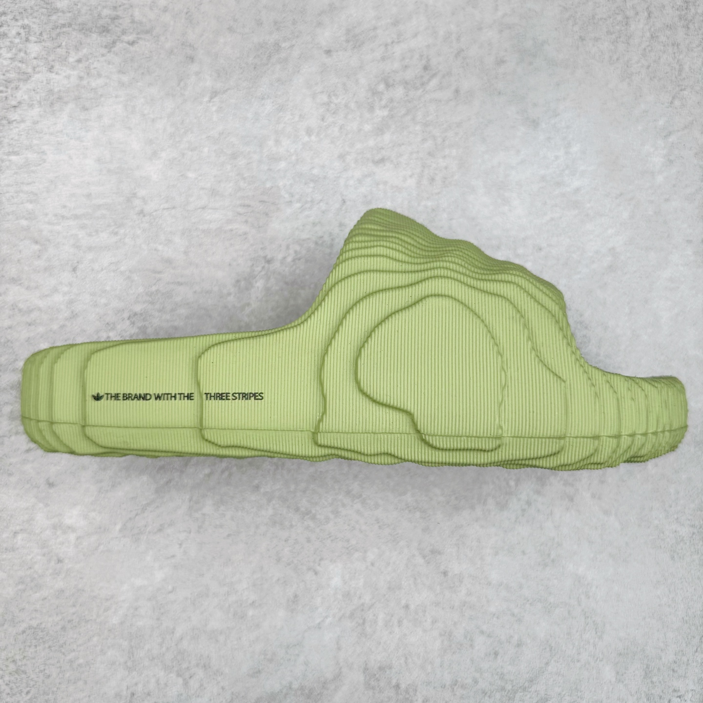 图片[3]-AD Original Adilette 22 Slide 3D打印沙滩涉水舒适耐磨运动拖鞋 由 3D 打印工艺打造 波浪型「山峦」设计彰显极简美学 鞋侧搭载「THE BRAND WITH THE THREE STRIPES」标识 整体造型从视觉上带来舒适感的同时 亦能满足多种风格的搭配 尺码：36 36.5 37.5 38 38.5 39 40 40.5 41 42 42.5 43 44 44.5 45-选品中心