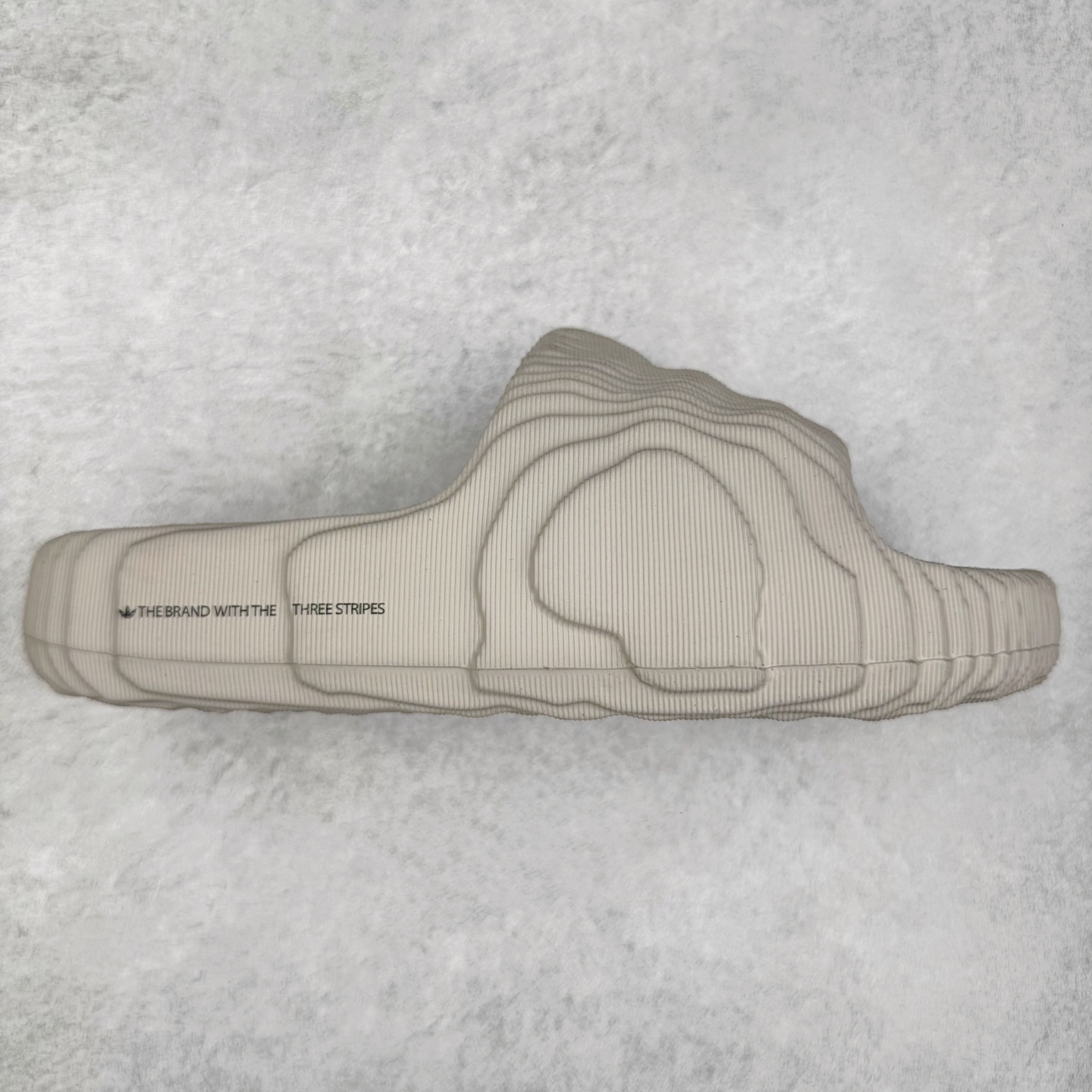 图片[9]-AD Original Adilette 22 Slide 3D打印沙滩涉水舒适耐磨运动拖鞋 由 3D 打印工艺打造 波浪型「山峦」设计彰显极简美学 鞋侧搭载「THE BRAND WITH THE THREE STRIPES」标识 整体造型从视觉上带来舒适感的同时 亦能满足多种风格的搭配 尺码：36 36.5 37.5 38 38.5 39 40 40.5 41 42 42.5 43 44 44.5 45-选品中心