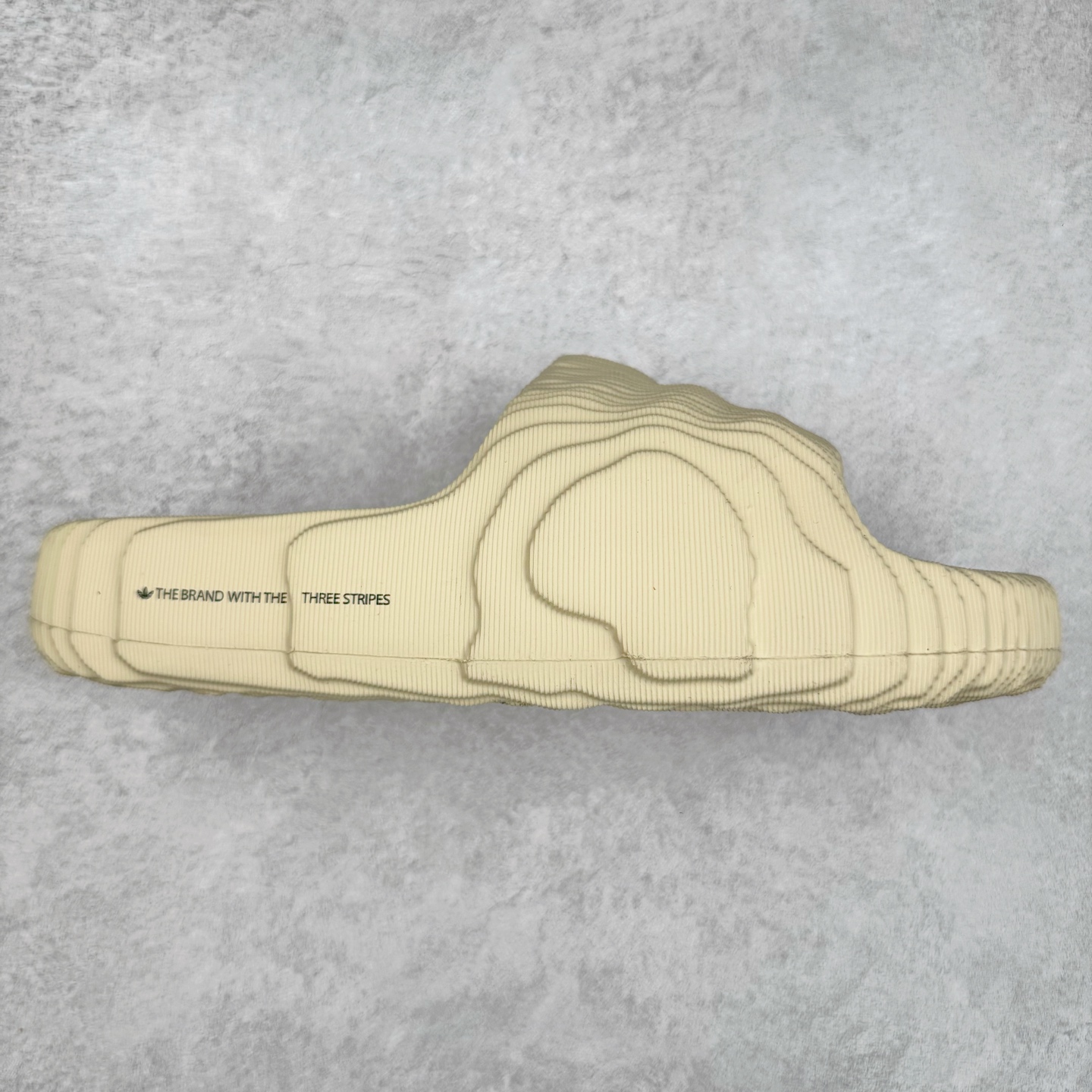 图片[5]-AD Original Adilette 22 Slide 3D打印沙滩涉水舒适耐磨运动拖鞋 由 3D 打印工艺打造 波浪型「山峦」设计彰显极简美学 鞋侧搭载「THE BRAND WITH THE THREE STRIPES」标识 整体造型从视觉上带来舒适感的同时 亦能满足多种风格的搭配 尺码：36 36.5 37.5 38 38.5 39 40 40.5 41 42 42.5 43 44 44.5 45-选品中心