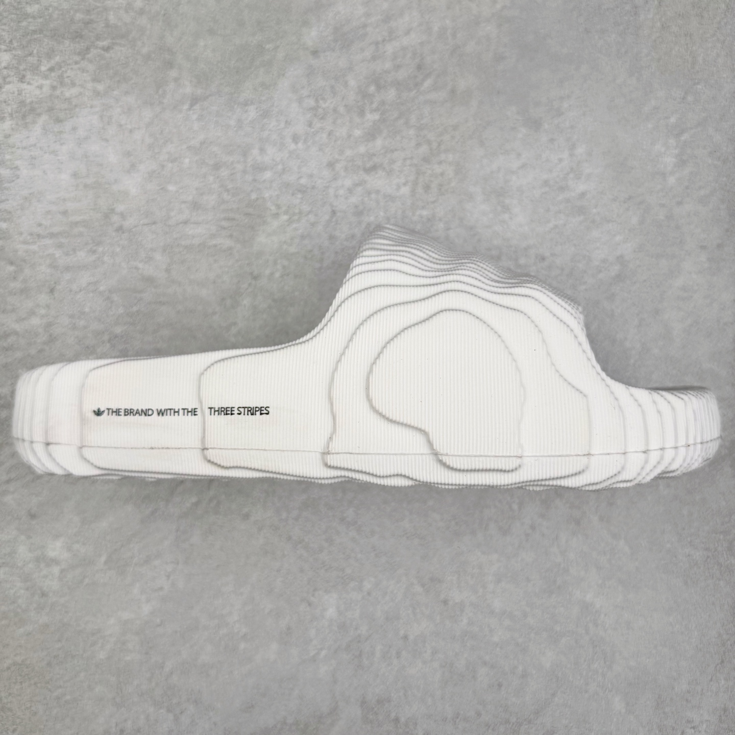 AD Original Adilette 22 Slide 3D打印沙滩涉水舒适耐磨运动拖鞋 由 3D 打印工艺打造 波浪型「山峦」设计彰显极简美学 鞋侧搭载「THE BRAND WITH THE THREE STRIPES」标识 整体造型从视觉上带来舒适感的同时 亦能满足多种风格的搭配 尺码：36 36.5 37.5 38 38.5 39 40 40.5 41 42 42.5 43 44 44.5 45-选品中心