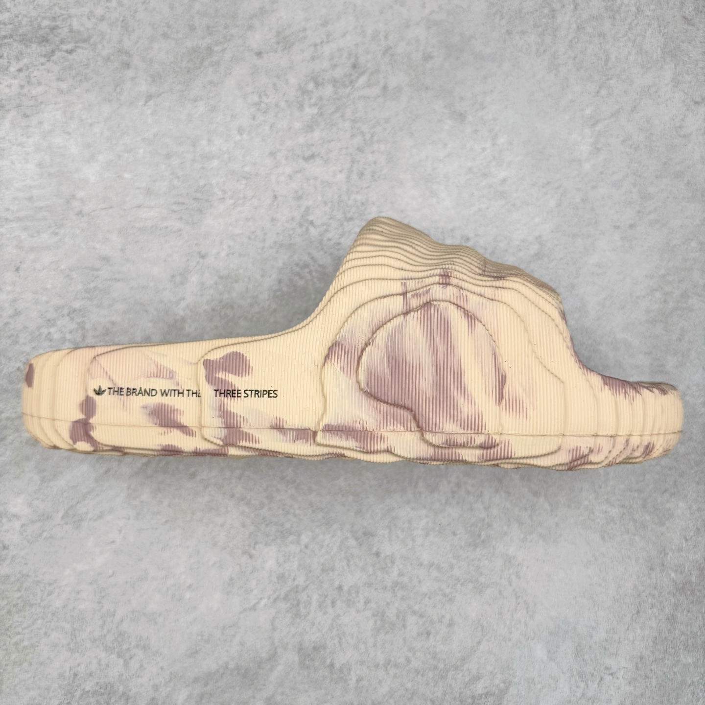 图片[4]-AD Original Adilette 22 Slide 3D打印沙滩涉水舒适耐磨运动拖鞋 由 3D 打印工艺打造 波浪型「山峦」设计彰显极简美学 鞋侧搭载「THE BRAND WITH THE THREE STRIPES」标识 整体造型从视觉上带来舒适感的同时 亦能满足多种风格的搭配 尺码：36 36.5 37.5 38 38.5 39 40 40.5 41 42 42.5 43 44 44.5 45-选品中心