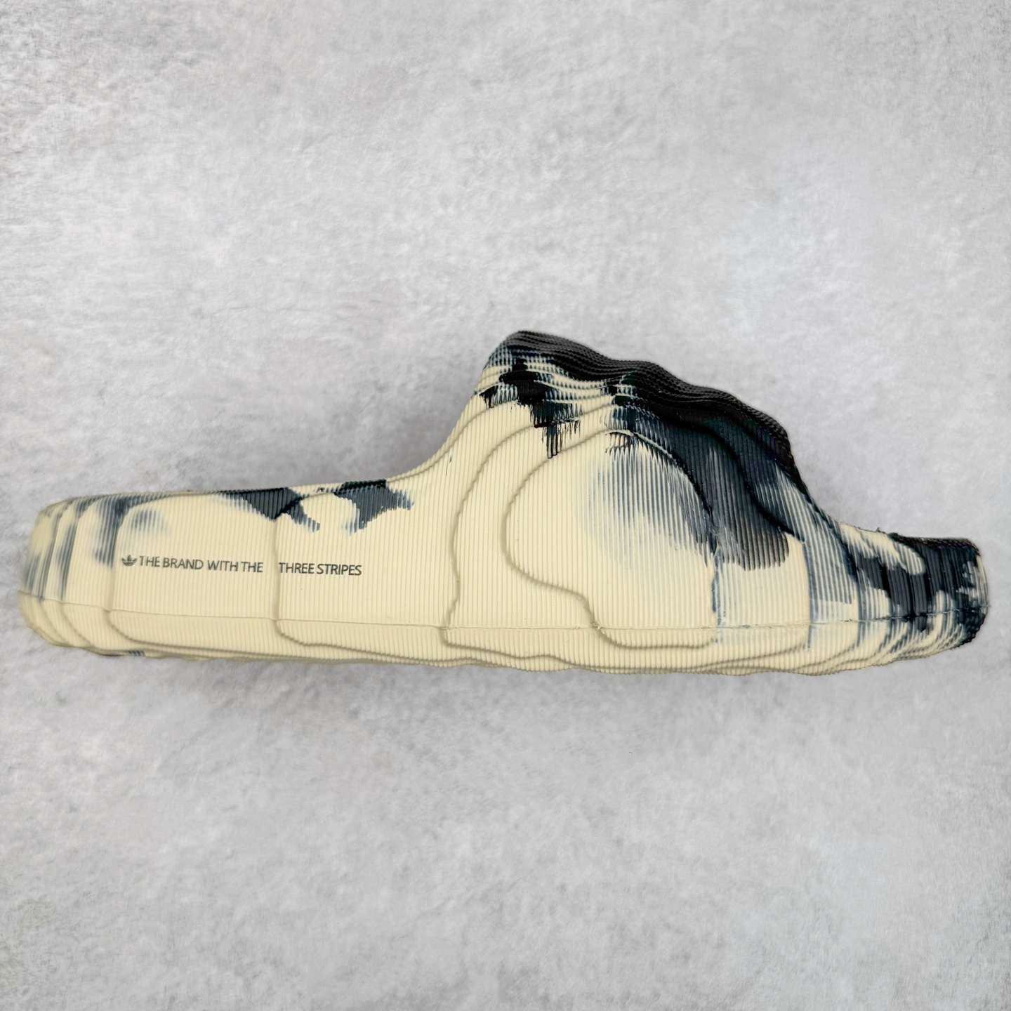 图片[2]-AD Original Adilette 22 Slide 3D打印沙滩涉水舒适耐磨运动拖鞋 由 3D 打印工艺打造 波浪型「山峦」设计彰显极简美学 鞋侧搭载「THE BRAND WITH THE THREE STRIPES」标识 整体造型从视觉上带来舒适感的同时 亦能满足多种风格的搭配 尺码：36 36.5 37.5 38 38.5 39 40 40.5 41 42 42.5 43 44 44.5 45-选品中心