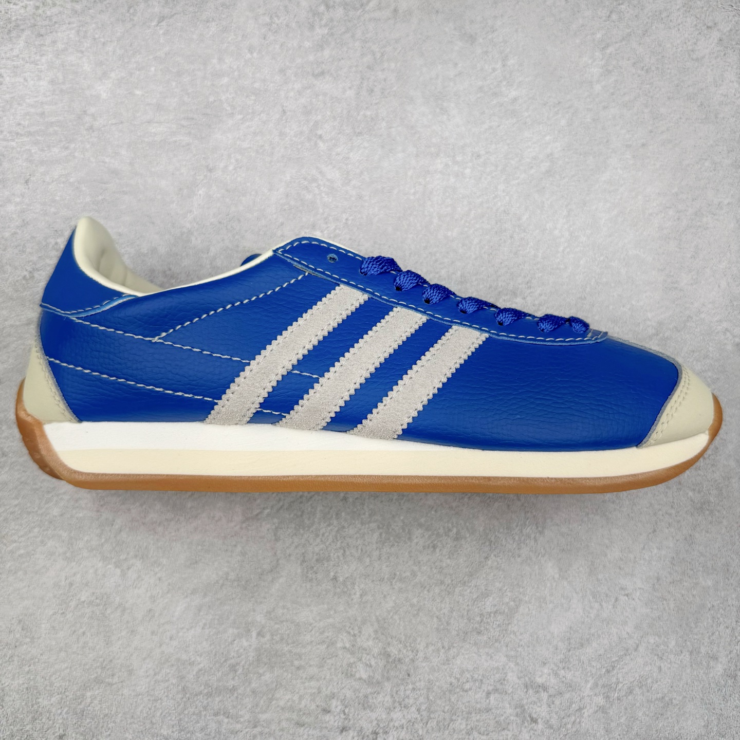 AD Originals Country Low OG 日产系列低帮经典复古德训阿甘风休闲运动慢跑鞋 JI1345 今年崛起的复古款球鞋基本都围绕在Samba、Gazelle这些室内训练鞋上，不得不说，做复古球鞋是真的有一手。今天新带来的款式介绍为Adidas Country OG系列，有关注日区球鞋店铺的朋友在这几日应该能经常注意到它。鞋头部分还是类德训样式，有着麂皮区域作为装饰。但是鞋跟屁股呈微妙的弧形，搭载的都是棕色的橡胶底。现已有银蓝配色、白绿配色和黑白配色等多种颜色推出。黑色款不张扬，低调百搭；白绿配色永不踩雷；银蓝配色有没有Wales Booner x Samba的味道。尺码：36 36⅔ 37⅓ 38 38⅔ 39⅓ 40 40⅔ 41⅓ 42 42⅔ 43⅓ 44 44⅔ 45-选品中心