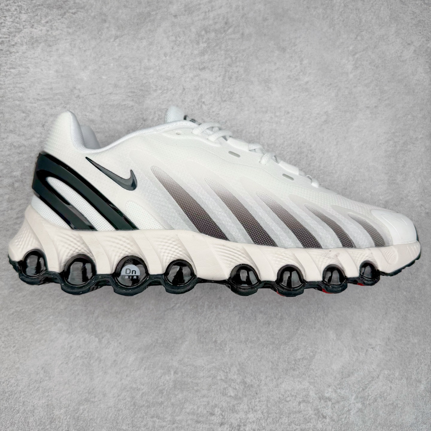 NK Air Max DN8 全掌科技气垫缓震运动跑鞋 FQ7860-100 DN8的核心亮点在于其八腔气垫结构 根据不同部位设定的气压值专为行走设计 提供卓越的舒适感 鞋面的设计让人联想到上世纪90年代末至2000年代初的多款Air Max 中底上系列圆形孔洞引发了热议 不少人将其与竞争品牌的缓震技术进行比较 例如K-SWISS 2010年代初推出的Tubes技 及以多孔鞋底闻名的品牌 尺码：36 36.5 37.5 38 38.5 39 40 40.5 41 42 42.5 43 44 44.5 45-选品中心