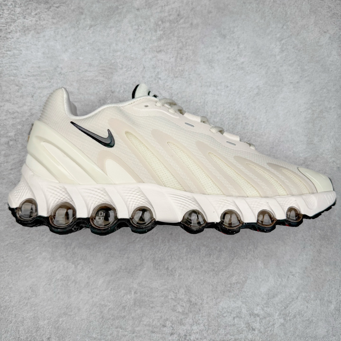 NK Air Max DN8 全掌科技气垫缓震运动跑鞋 FQ7860-006 DN8的核心亮点在于其八腔气垫结构 根据不同部位设定的气压值专为行走设计 提供卓越的舒适感 鞋面的设计让人联想到上世纪90年代末至2000年代初的多款Air Max 中底上系列圆形孔洞引发了热议 不少人将其与竞争品牌的缓震技术进行比较 例如K-SWISS 2010年代初推出的Tubes技 及以多孔鞋底闻名的品牌 尺码：36 36.5 37.5 38 38.5 39 40 40.5 41 42 42.5 43 44 44.5 45-选品中心