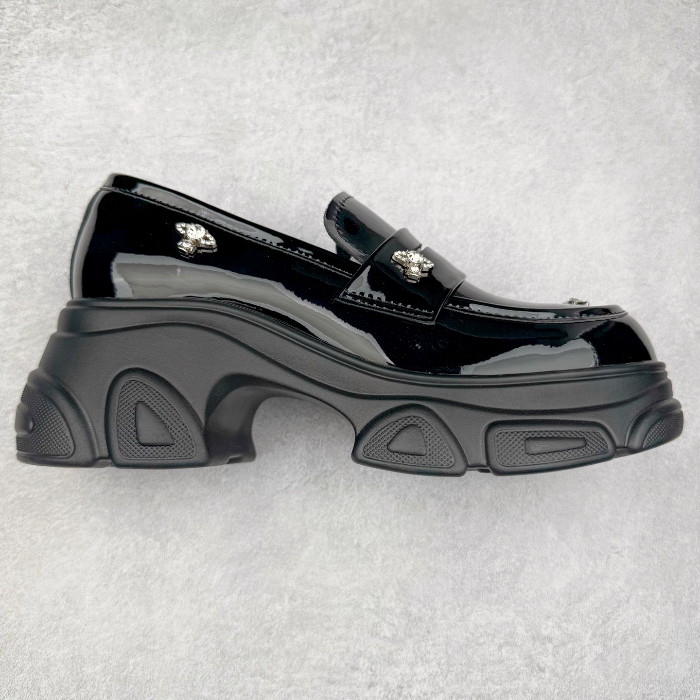 GG-CC【鞠婧祎同款】星系岛屿春季英伦风乐福鞋厚底增高小皮鞋 2025年春夏最好穿的乐福鞋 没有之一 鞋型秀气大方，高级感拉满 跟高7.5cm 无论日常通勤还是小场合都能穿出气场 这款小皮鞋演绎GGCC式的黑暗优雅风情，风格简约大方，舒适轻便，开边珠皮面触感亲肤而光滑，很显质感也很好打理，设计摆脱路人感，打破沉闷单调！超级清秀百搭！而且这款增高效果一绝，特别有英伦风但又不是太过于复古的也很符合都市年轻人的审美！ 尺码：35 36 37 38 39-选品中心