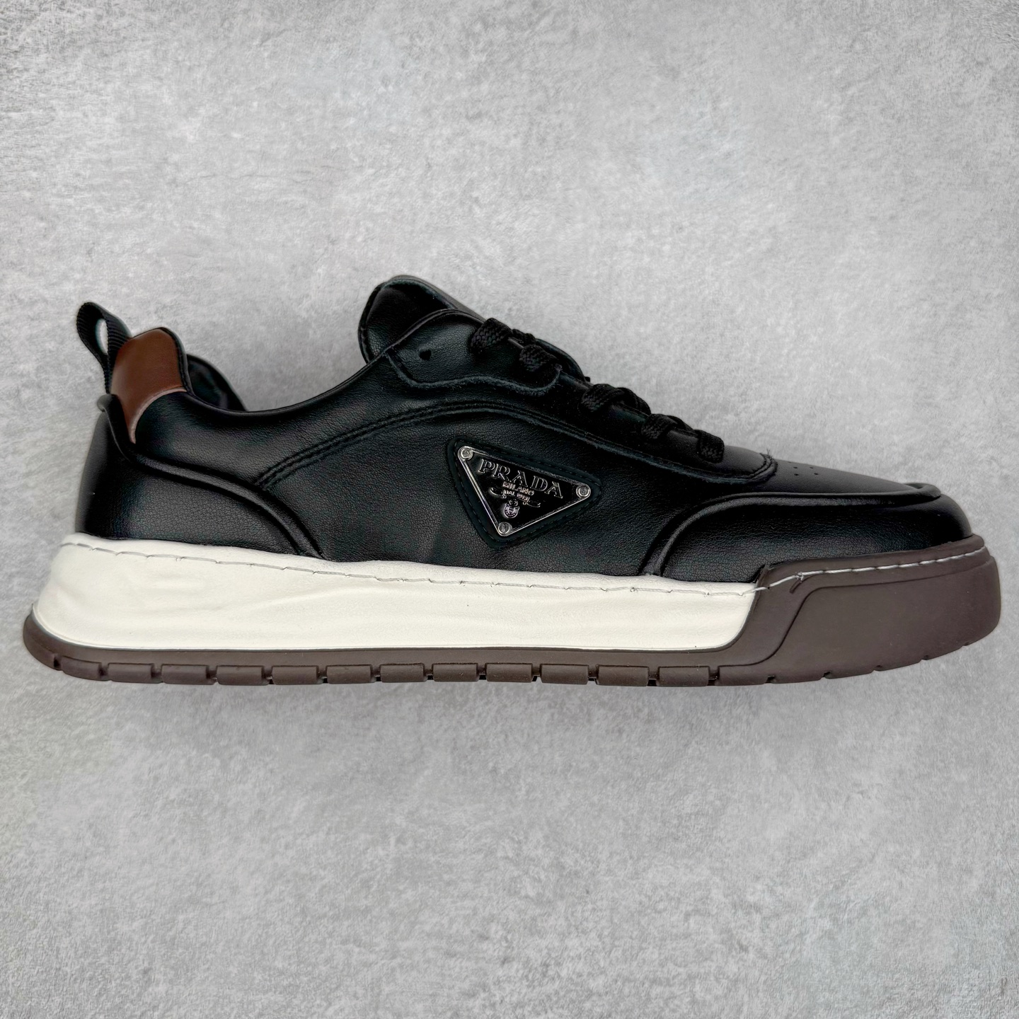 PRADA普拉达 厚底徽标系带运动休闲男鞋系列 #广东大厂品质 专柜同步 大气个性更潮更抢眼更追求档次,它将颠覆旧念,与您共度时尚潮人必备! 面料采用原版进口小牛皮 牛皮内里垫脚 橡胶发泡大底 轻便防滑耐磨 脚感舒适 款式耐看做工精细 配以简洁利落的鞋楦 彰显男人的果敢和硬朗 尺码:38-44(皮鞋码)-选品中心