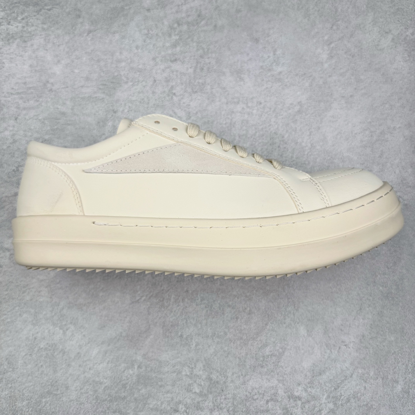 Rick Owens 瑞克·欧文斯 RO低帮皮面时尚板鞋 一比一规格礼盒装 重达3斤以上 配有日文、英文 双语种配件卡片 细节诠释 一件不落 鞋盒三标 正面+底部都一一做到 虽然增加不了实质的成本 但是打磨产品的细节 再微小也会还原 尺码:35 36 37 38 39 40 41 42 43 44 45-选品中心