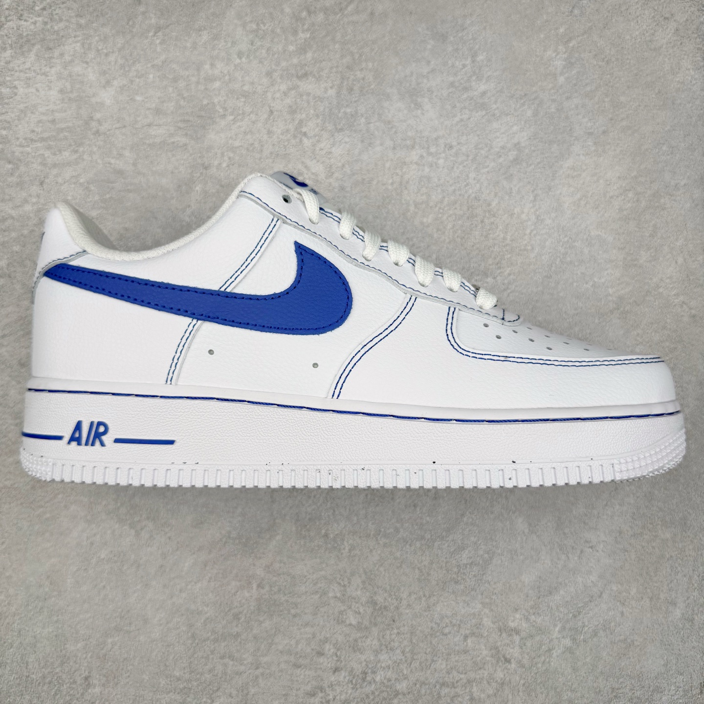 NK Air Force 1´07 Low 空军一号低帮百搭休闲运动板鞋 HQ2037-100 柔软、弹性十足的缓震性能和出色的中底设计 横跨复古与现代的外型结合 造就出风靡全球 三十多年的Force 1 直到今天还深受青睐 实拍调校N版已经零色差零失真 百分百还原实物色彩所见即所得 不存在货不对板色差等低级问题 选购参考实物拍摄 不混卖不参货 只用心做好货严格选品 承诺混一赔十 尺码：36 36.5 37.5 38 38.5 39 40 40.5 41 42 42.5 43 44 44.5 45-选品中心