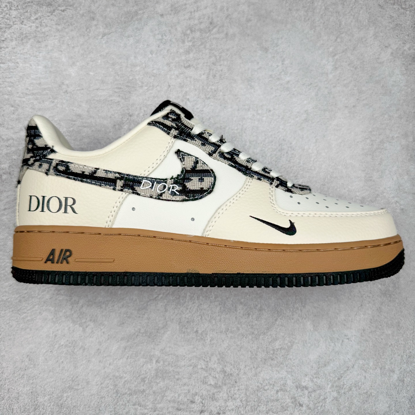 NK Air Force 1´07 Low 空军一号低帮百搭休闲运动板鞋 KK1988-048 柔软、弹性十足的缓震性能和出色的中底设计 横跨复古与现代的外型结合 造就出风靡全球 三十多年的Force 1 直到今天还深受青睐 实拍调校N版已经零色差零失真 百分百还原实物色彩所见即所得 不存在货不对板色差等低级问题 选购参考实物拍摄 不混卖不参货 只用心做好货严格选品 承诺混一赔十 尺码：36 36.5 37.5 38 38.5 39 40 40.5 41 42 42.5 43 44 44.5 45-选品中心