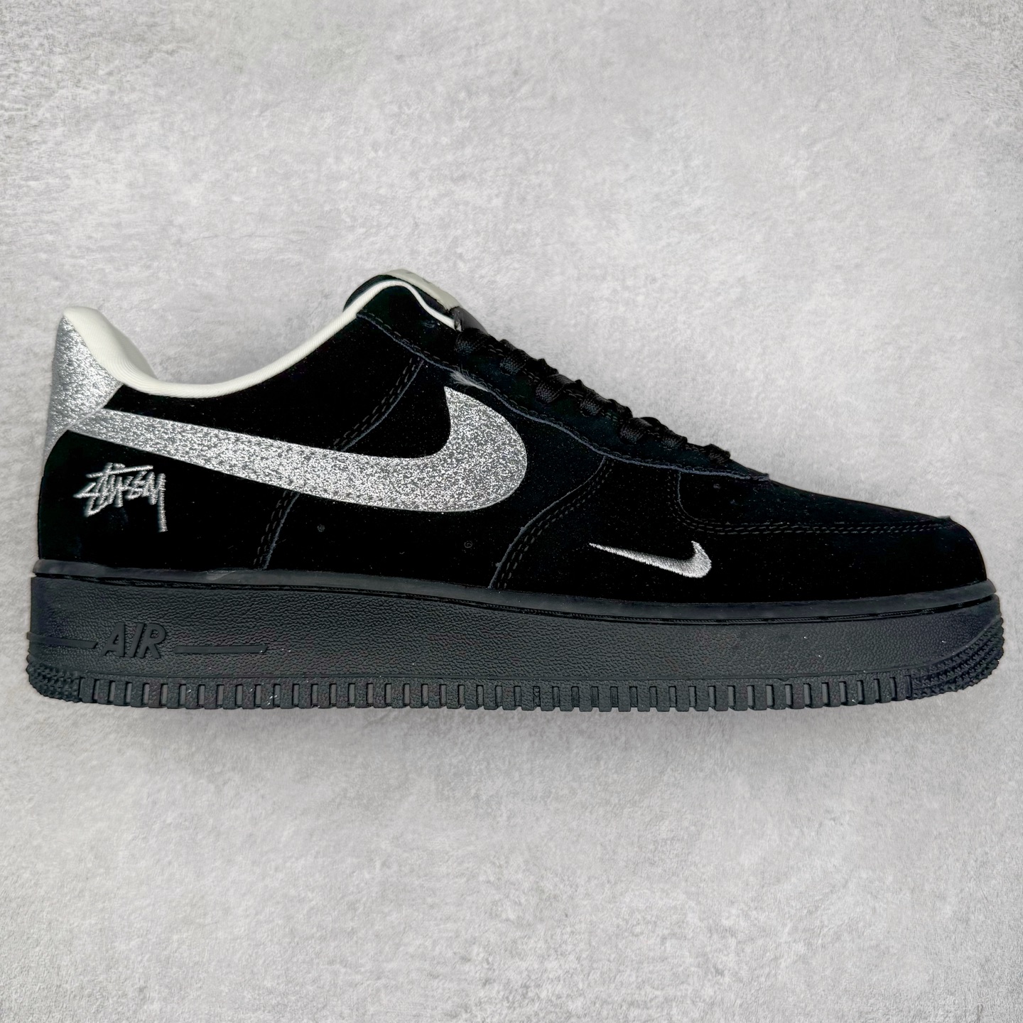 NK Air Force 1´07 Low 空军一号低帮百搭休闲运动板鞋 DF0188-043 柔软、弹性十足的缓震性能和出色的中底设计 横跨复古与现代的外型结合 造就出风靡全球 三十多年的Force 1 直到今天还深受青睐 实拍调校N版已经零色差零失真 百分百还原实物色彩所见即所得 不存在货不对板色差等低级问题 选购参考实物拍摄 不混卖不参货 只用心做好货严格选品 承诺混一赔十 尺码：36 36.5 37.5 38 38.5 39 40 40.5 41 42 42.5 43 44 44.5 45-选品中心