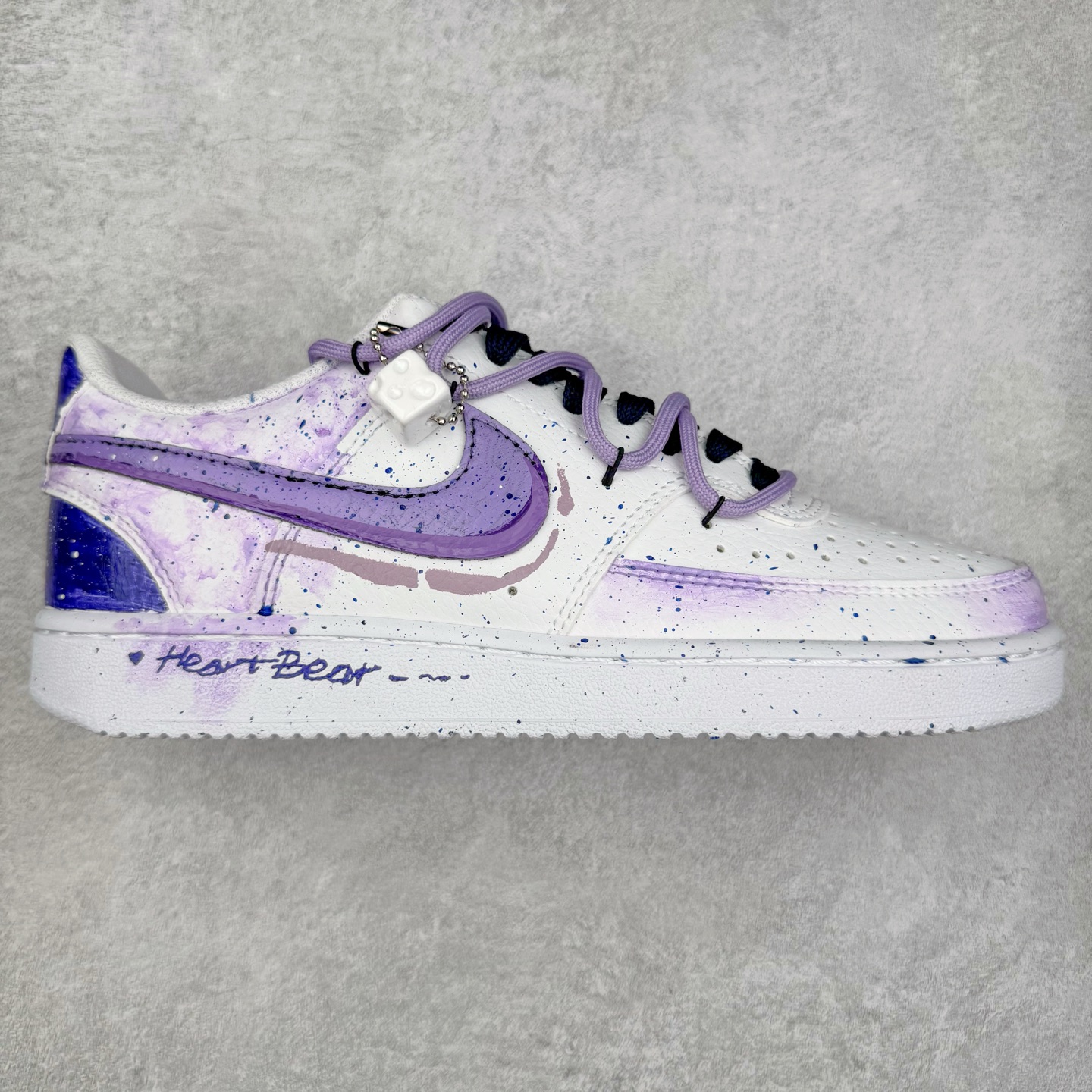 NK Court Vision 1 “镜之魅影”手绘涂鸦定制板鞋 DH2987-066 在那幽谧昏暗的房间里，一面古老的镜子静静伫立，镜面斑驳，裂痕交错，镜之魅影，它不仅是一面镜子的神秘力量，更是我们内心深处对自我的追寻和探索。尺码：36 36.5 37.5 38 38.5 39 40 40.5 41 42 42.5 43 44 44.5 45-选品中心