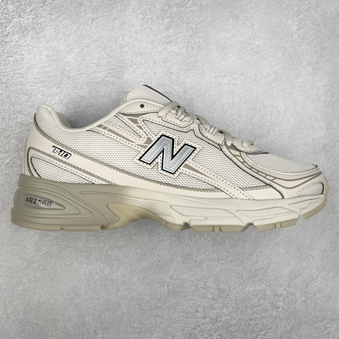 New Balance MR740 NB新百伦系列复古老爹风休闲运动慢跑鞋 采用轻质牛剖革拼接透气网眼衬垫织物鞋面材质 T-Beam大底提供足步弓支撑 保持步态稳定#后跟搭载外露缓震胶 鞋身整体以各种深浅不一的灰色覆盖 鞋头以淡蓝色调装饰，网眼衬垫通过不规律的色块实现做旧的美感 泛黄的鞋底更是进一步增添了复古气息 尺码：36 37 37.5 38 38.5 39.5 40 40.5 41.5 42 42.5 43 44 44.5 45-选品中心