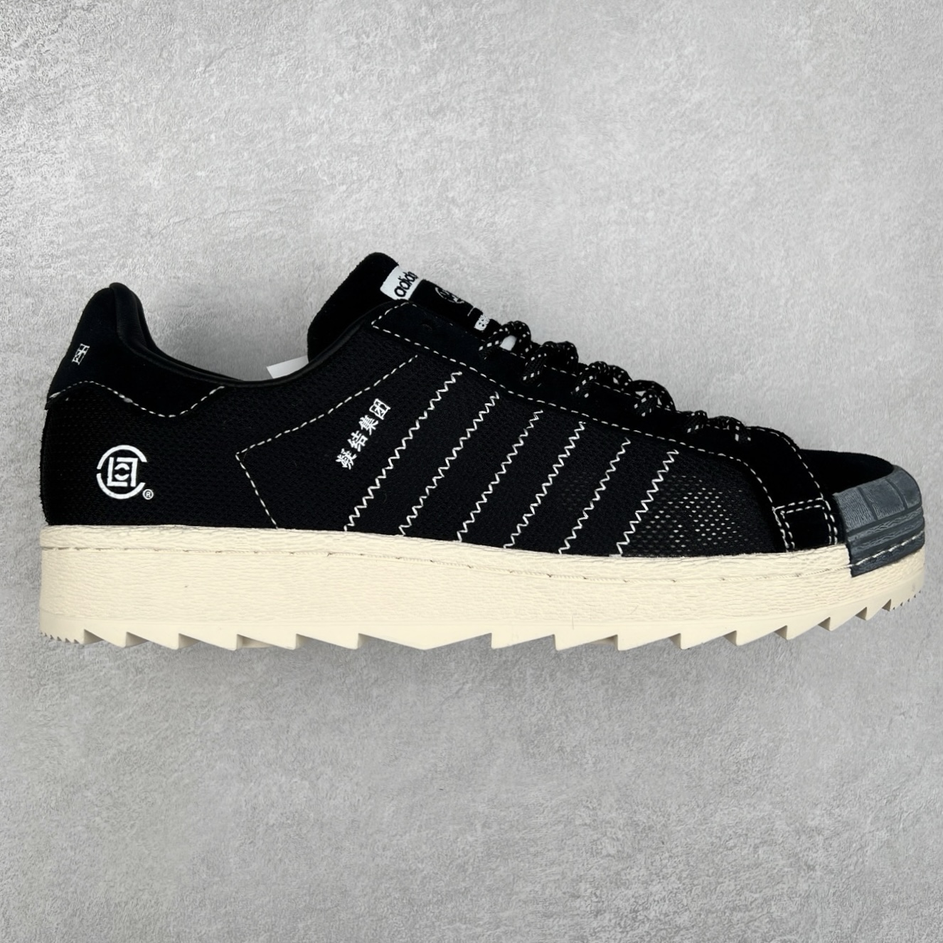 NBHD/NEIGHBORHOOD x CLOT x Adidas Originals Superstar PNS 贝壳头联名 锯齿底系列低帮百搭休闲运动板鞋 IE8879 AD Originals与陈冠希正式宣布成为全球合作伙伴，共同打造 Originals by Edison Chen系列。这一重要联合将开启重新定义创新精神和塑造文化传承的新时代。全球生活方式品牌CLOT迎来了成立20周年，陈冠希作为创始人兼创意总监，年轻时从温哥华移居香港，这段经历让他感受到了东西方文化的碰撞，拥有丰富的视角使他对东西方多元化有了更加深入的认识，并为创立CLOT打下了坚实的基础。对于此次合作，陈冠希凭借着他的思维视野和创意能力，结合adidas丰富的档案和历史，推出了一系列独家合作款式。CLOT 2024年春夏系列时装秀以“承前启后”为主题展开，寓意着品牌致力于培养新秀，延续以国际视野呈现中华文化，并将其创作带到全球的承诺。为进一步加强创意理念，CLOT创始人兼创意总监陈冠希特别邀请了著名时装设计师Humberto Leon，共同设计了本季度系列。该系列围绕三种截然不同的风格进行探索，包括正式、富有生活感和街头风格的服饰，呈现出既可以分别探索又能将三者融合的系列。其中还包括了adidas与陈冠希携手NEIGHBORHOOD共同推出的NEIGHBORHOOD CLOT SUPERSTAR BY EDISON CHEN三方联名鞋款，经过重新设计的标志性SUPERSTAR运动鞋以齿状鞋底和仿旧处理的半贝壳头结合形成独特的轮廓，鞋面网布下有反光装饰的三条纹细节，后跟部分同样点缀着带有反光装饰效果的“凝结集团”标志。adidas Originals by Edison Chen系列旨在体现品牌与陈冠希对创新精神的共同愿景。尺码：36 36⅔ 37⅓ 38 38⅔ 39⅓ 40 40⅔ 41⅓ 42 42⅔ 43⅓ 44 44⅔ 45-选品中心