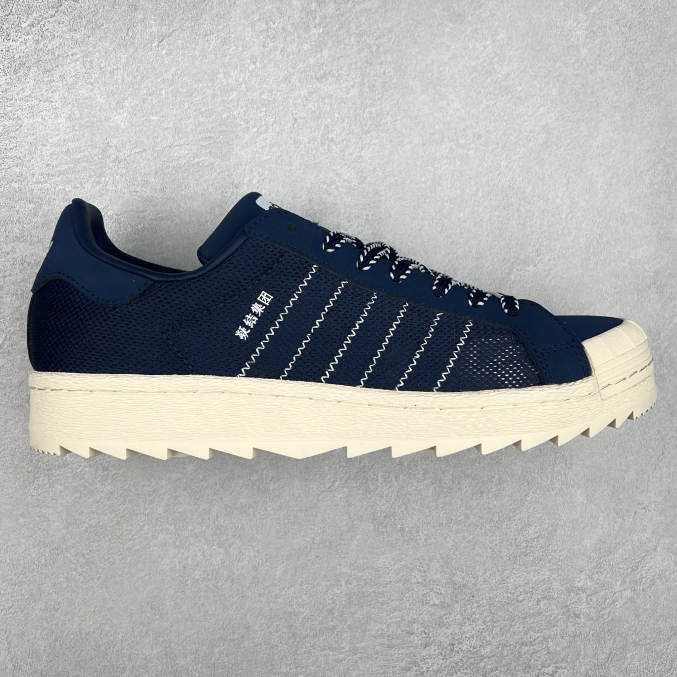 NBHD/NEIGHBORHOOD x CLOT x Adidas Originals Superstar PNS 贝壳头联名 锯齿底系列低帮百搭休闲运动板鞋 IH3644 AD Originals与陈冠希正式宣布成为全球合作伙伴，共同打造 Originals by Edison Chen系列。这一重要联合将开启重新定义创新精神和塑造文化传承的新时代。全球生活方式品牌CLOT迎来了成立20周年，陈冠希作为创始人兼创意总监，年轻时从温哥华移居香港，这段经历让他感受到了东西方文化的碰撞，拥有丰富的视角使他对东西方多元化有了更加深入的认识，并为创立CLOT打下了坚实的基础。对于此次合作，陈冠希凭借着他的思维视野和创意能力，结合adidas丰富的档案和历史，推出了一系列独家合作款式。CLOT 2024年春夏系列时装秀以“承前启后”为主题展开，寓意着品牌致力于培养新秀，延续以国际视野呈现中华文化，并将其创作带到全球的承诺。为进一步加强创意理念，CLOT创始人兼创意总监陈冠希特别邀请了著名时装设计师Humberto Leon，共同设计了本季度系列。该系列围绕三种截然不同的风格进行探索，包括正式、富有生活感和街头风格的服饰，呈现出既可以分别探索又能将三者融合的系列。其中还包括了adidas与陈冠希携手NEIGHBORHOOD共同推出的NEIGHBORHOOD CLOT SUPERSTAR BY EDISON CHEN三方联名鞋款，经过重新设计的标志性SUPERSTAR运动鞋以齿状鞋底和仿旧处理的半贝壳头结合形成独特的轮廓，鞋面网布下有反光装饰的三条纹细节，后跟部分同样点缀着带有反光装饰效果的“凝结集团”标志。adidas Originals by Edison Chen系列旨在体现品牌与陈冠希对创新精神的共同愿景。尺码：36 36⅔ 37⅓ 38 38⅔ 39⅓ 40 40⅔ 41⅓ 42 42⅔ 43⅓ 44 44⅔ 45-选品中心