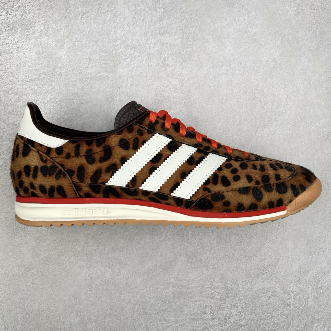 ＃纯原 AD Wmns SL72 OG 系列德训足球风百搭低帮休闲运动板鞋 JI0189 采用高弹EVA+MODEL+RB三层组合底 区别市面RB一体大底 三层组合鞋底重量与原鞋一致 Originals 将有「T 头鞋」造型的诞生于 1972 年的 SL72 鞋款复刻带回 各位买鞋又有新选择了 1972 年 SL72 问世后 引领了后来阿迪达斯的跑鞋发展方向 其中「SL」代表了 Super Light 彰显了产品轻便的特性 1972 年 SL72 问世后 引领了后来阿迪达斯的跑鞋发展方向 其中「SL」代表了 Super Light 彰显了产品轻便的特性 这次 Originals 延续其轻质经典的基因 带来男女两款 SL72 男生款带来 SL72 RS 鞋型 RS 意为 Reshaped（重塑）鞋款在保留了经典的外观基础上 在尼龙材质里增加了填充物 使鞋型更加挺立和饱满 鞋头则更加圆润 鞋底的 EVA 材质则增加了鞋款的高度 女生款则带来 SL72 OG W 鞋型 OG 顾名思义则是致敬经典款式 相较于 RS（Reshaped）鞋款 鞋身更加纤细 其整体鞋身轮廓、线条、细节、材质上尊崇 70 年代 SL72 的设计 还原经典味道 尺码：36 36⅔ 37⅓ 38 38⅔ 39⅓ 40 40⅔ 41⅓ 42 42⅔ 43⅓ 44 44⅔ 45-选品中心