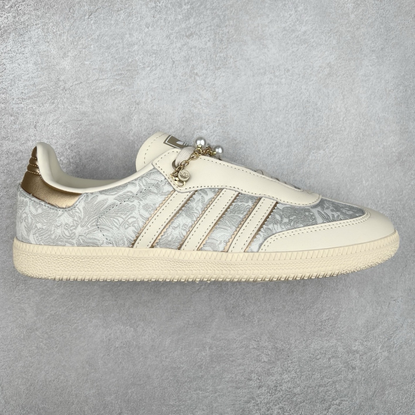 AD Original Samba OG 复古经典轻便板鞋 JQ2616 这款桑巴鞋展示了高质量的工艺 带有装饰的超锁缝制和无缝的手感 柔软、柔软的皮革造型和标志性的3条纹完成了精致的外观 正规合身鞋带 鞋面上有绒面鞋垫 橡胶鞋底 享受正畸套筒软感 自50年代首次亮相以来就一直在赢得粉丝的青睐 尺码：36 36.5 37.5 38 38.5 39 40 40.5 41 42 42.5 43 44 44.5 45-选品中心