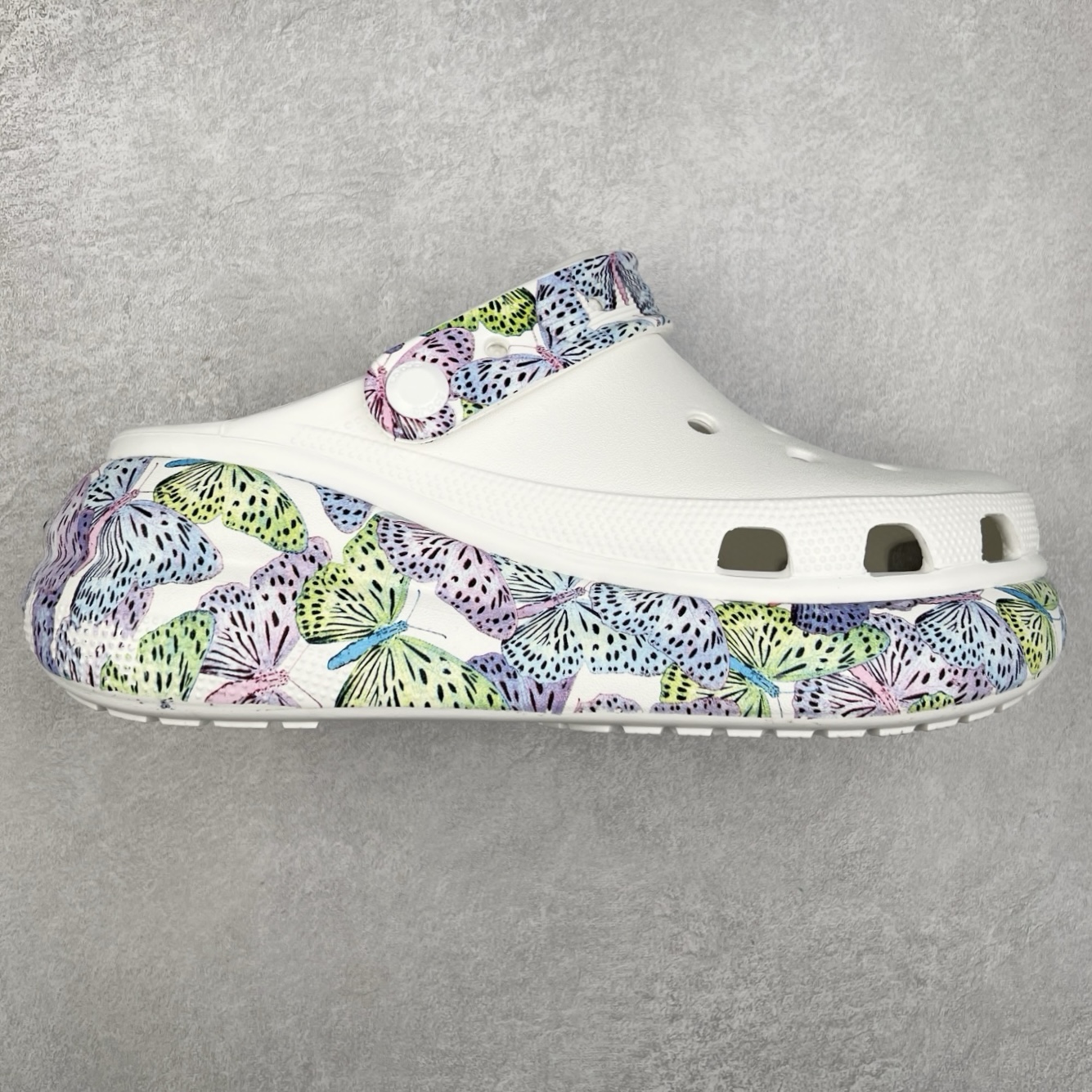 ＃DG莞产 Crocs Classic Clog 卡骆驰休闲沙滩洞洞鞋拖鞋凉鞋泡芙鞋 透明防水袋包装 注意配件需单独购买 超轻Croslite专利材料打造 鞋面更加耐用易清洗 该鞋款轻盈舒适 2002年 经典克骆格诞生 秉承外形简单 穿着舒适的初衷 不断为消费者带来舒适的穿着体验 穿出“趣”味 鞋面洞洞可搭彰显个性的智必星 一鞋两穿 可调节式后跟带增添鞋身的稳固性能 放前面变成愜意舒适的凉拖 放后面行走跑跳更加稳妥 Croslite ™材料 封闭式细胞树脂 能够在体温作用下自动变形以适应脚部形状 涉水性优秀的同时易于清洁 抓地力强 不易打滑 Crocs的核心理念：轻便 灵活 全方位的舒适感 同步官方尺码：M4（36-37） M5（37-38）M6（38-39）M7（39-40）-选品中心