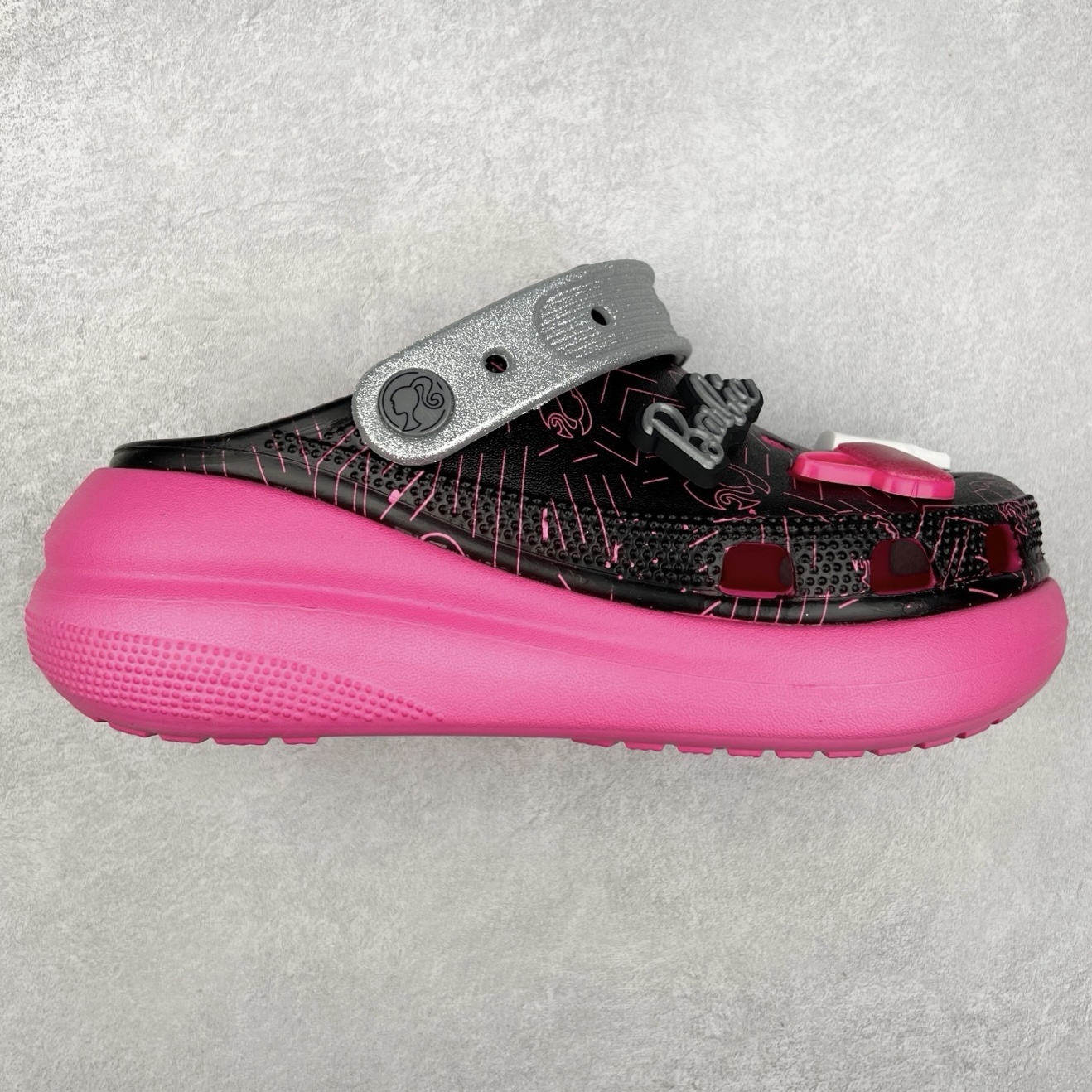 ＃DG莞产 Crocs Classic Clog 卡骆驰休闲沙滩洞洞鞋拖鞋凉鞋泡芙鞋 透明防水袋包装 注意配件需单独购买 超轻Croslite专利材料打造 鞋面更加耐用易清洗 该鞋款轻盈舒适 2002年 经典克骆格诞生 秉承外形简单 穿着舒适的初衷 不断为消费者带来舒适的穿着体验 穿出“趣”味 鞋面洞洞可搭彰显个性的智必星 一鞋两穿 可调节式后跟带增添鞋身的稳固性能 放前面变成愜意舒适的凉拖 放后面行走跑跳更加稳妥 Croslite ™材料 封闭式细胞树脂 能够在体温作用下自动变形以适应脚部形状 涉水性优秀的同时易于清洁 抓地力强 不易打滑 Crocs的核心理念：轻便 灵活 全方位的舒适感 同步官方尺码：M4（36-37） M5（37-38）M6（38-39）M7（39-40）-选品中心