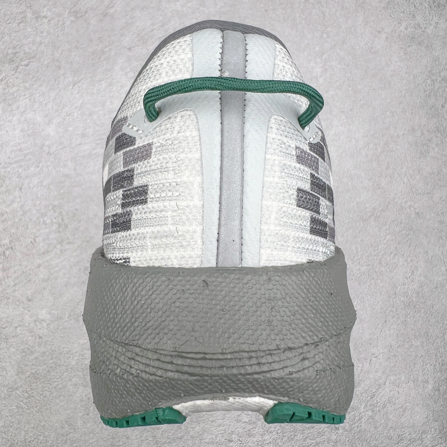 图片[8]-Saucony Triumph 21 索康尼胜利21代旗舰级缓震型跑鞋 性能相比前几代再升级：鞋面采用全新升级的工学网设计 贴合脚部更透气 中底部分使用最新的PWRRUN+材质 搭配PWRRUN+鞋垫使中底的大幅加厚 10mm坡差进一步提供缓震、回弹性能 内底则采用了FORMFIT动态适应系统 动态契合脚型 提升包裹性和舒适性 提供更卓越的动态回馈体验 XT-900橡胶大底 可提供良好的抓地力和较强抗磨性能 尺码：35.5 36 36.5 37.5 38 38.5 39 40 40.5 41 42 42.5 43 44 44.5 45 46-选品中心