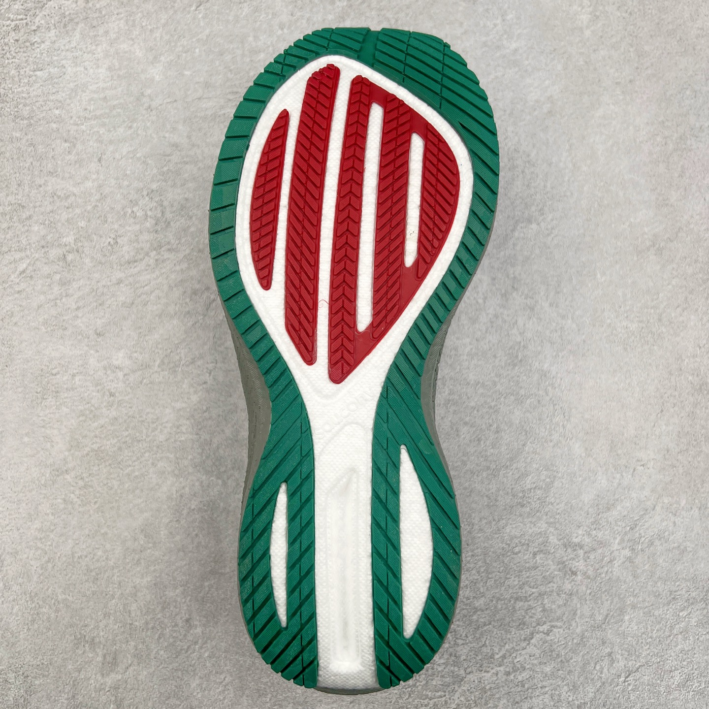 图片[9]-Saucony Triumph 21 索康尼胜利21代旗舰级缓震型跑鞋 性能相比前几代再升级：鞋面采用全新升级的工学网设计 贴合脚部更透气 中底部分使用最新的PWRRUN+材质 搭配PWRRUN+鞋垫使中底的大幅加厚 10mm坡差进一步提供缓震、回弹性能 内底则采用了FORMFIT动态适应系统 动态契合脚型 提升包裹性和舒适性 提供更卓越的动态回馈体验 XT-900橡胶大底 可提供良好的抓地力和较强抗磨性能 尺码：35.5 36 36.5 37.5 38 38.5 39 40 40.5 41 42 42.5 43 44 44.5 45 46-选品中心