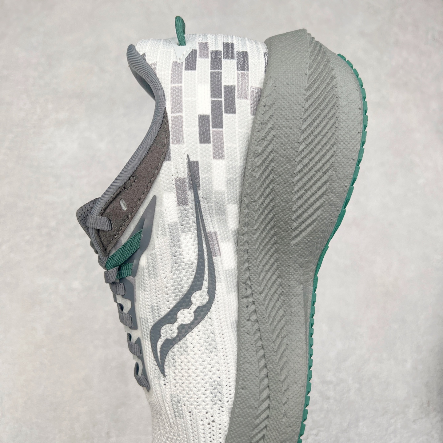 图片[7]-Saucony Triumph 21 索康尼胜利21代旗舰级缓震型跑鞋 性能相比前几代再升级：鞋面采用全新升级的工学网设计 贴合脚部更透气 中底部分使用最新的PWRRUN+材质 搭配PWRRUN+鞋垫使中底的大幅加厚 10mm坡差进一步提供缓震、回弹性能 内底则采用了FORMFIT动态适应系统 动态契合脚型 提升包裹性和舒适性 提供更卓越的动态回馈体验 XT-900橡胶大底 可提供良好的抓地力和较强抗磨性能 尺码：35.5 36 36.5 37.5 38 38.5 39 40 40.5 41 42 42.5 43 44 44.5 45 46-选品中心