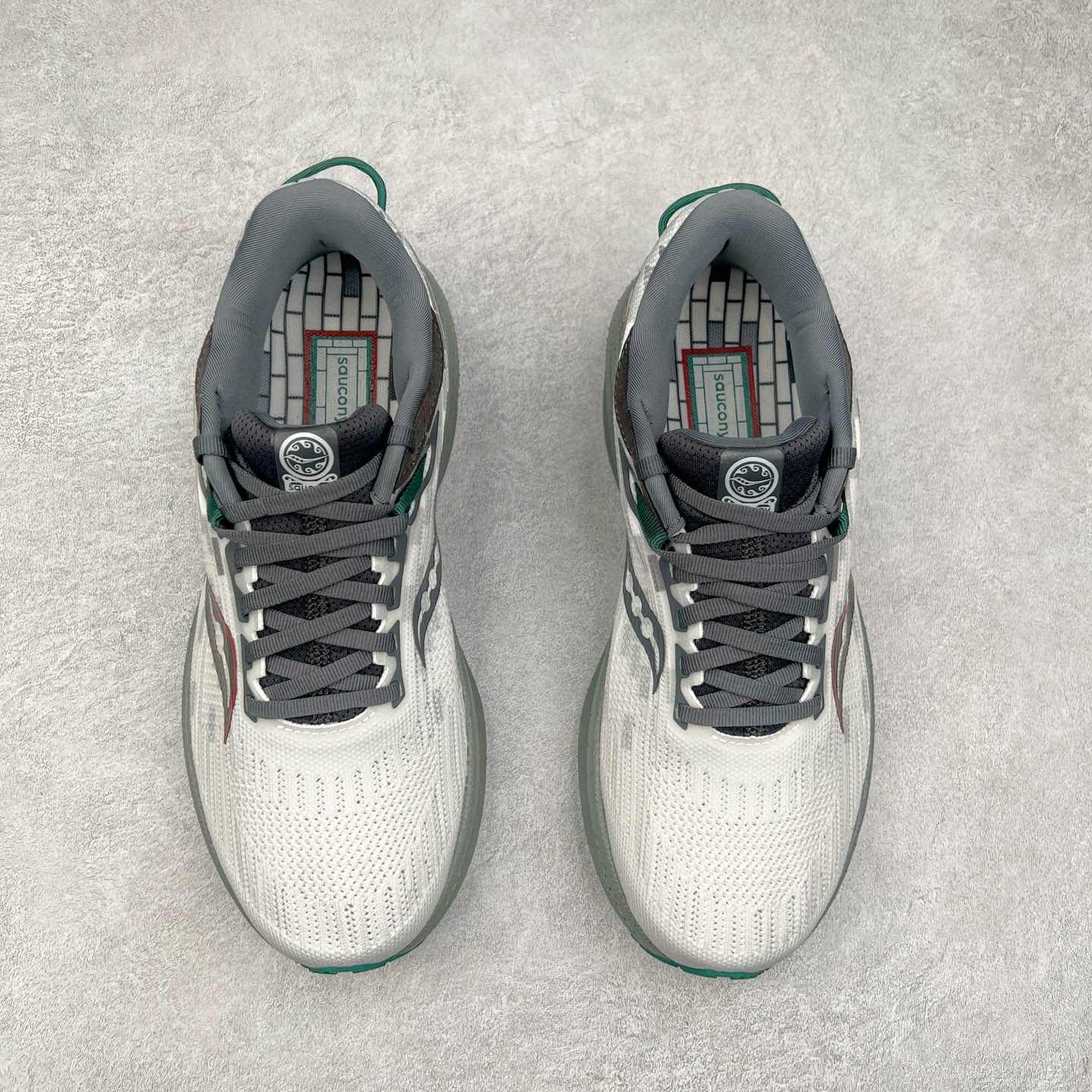 图片[2]-Saucony Triumph 21 索康尼胜利21代旗舰级缓震型跑鞋 性能相比前几代再升级：鞋面采用全新升级的工学网设计 贴合脚部更透气 中底部分使用最新的PWRRUN+材质 搭配PWRRUN+鞋垫使中底的大幅加厚 10mm坡差进一步提供缓震、回弹性能 内底则采用了FORMFIT动态适应系统 动态契合脚型 提升包裹性和舒适性 提供更卓越的动态回馈体验 XT-900橡胶大底 可提供良好的抓地力和较强抗磨性能 尺码：35.5 36 36.5 37.5 38 38.5 39 40 40.5 41 42 42.5 43 44 44.5 45 46-选品中心