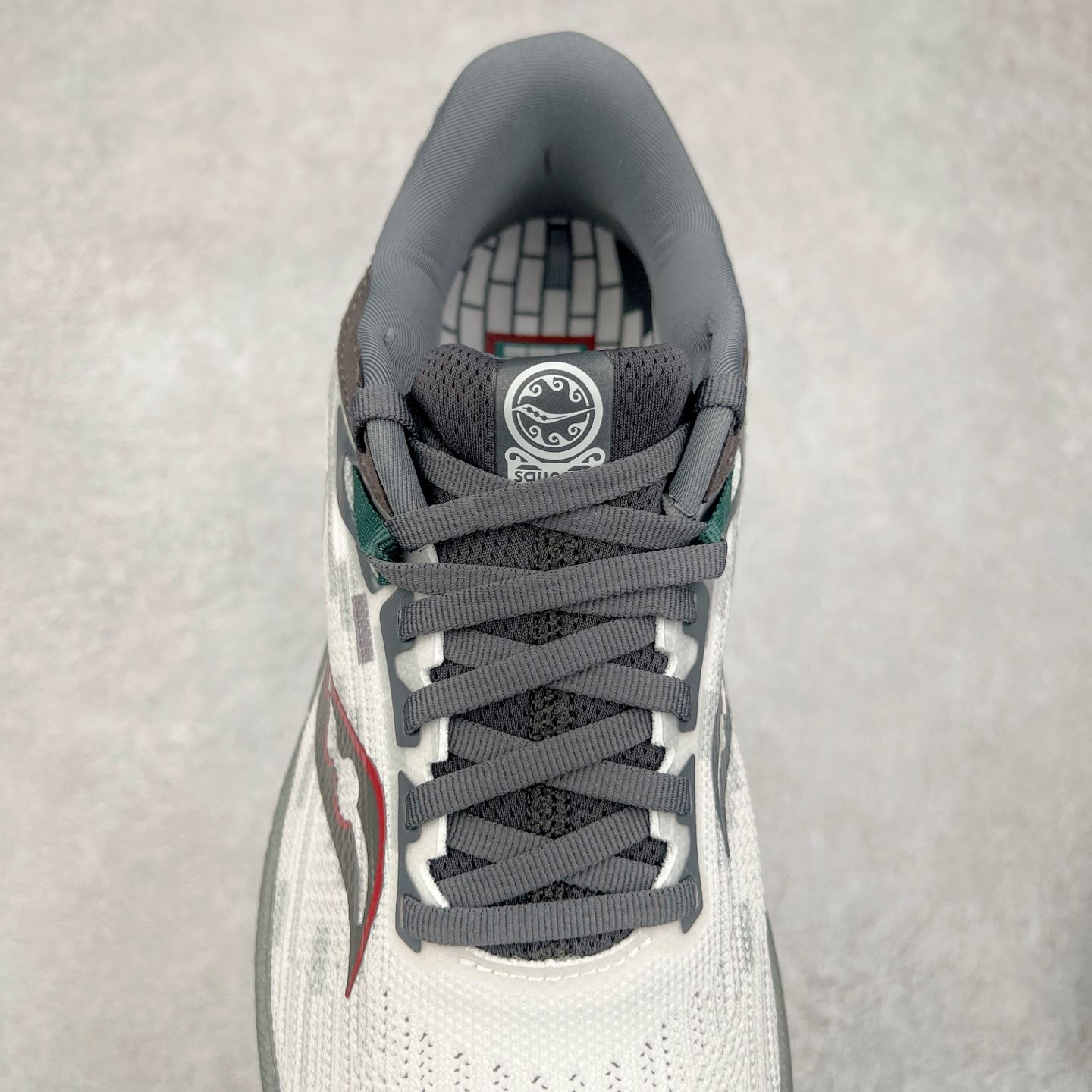 图片[5]-Saucony Triumph 21 索康尼胜利21代旗舰级缓震型跑鞋 性能相比前几代再升级：鞋面采用全新升级的工学网设计 贴合脚部更透气 中底部分使用最新的PWRRUN+材质 搭配PWRRUN+鞋垫使中底的大幅加厚 10mm坡差进一步提供缓震、回弹性能 内底则采用了FORMFIT动态适应系统 动态契合脚型 提升包裹性和舒适性 提供更卓越的动态回馈体验 XT-900橡胶大底 可提供良好的抓地力和较强抗磨性能 尺码：35.5 36 36.5 37.5 38 38.5 39 40 40.5 41 42 42.5 43 44 44.5 45 46-选品中心