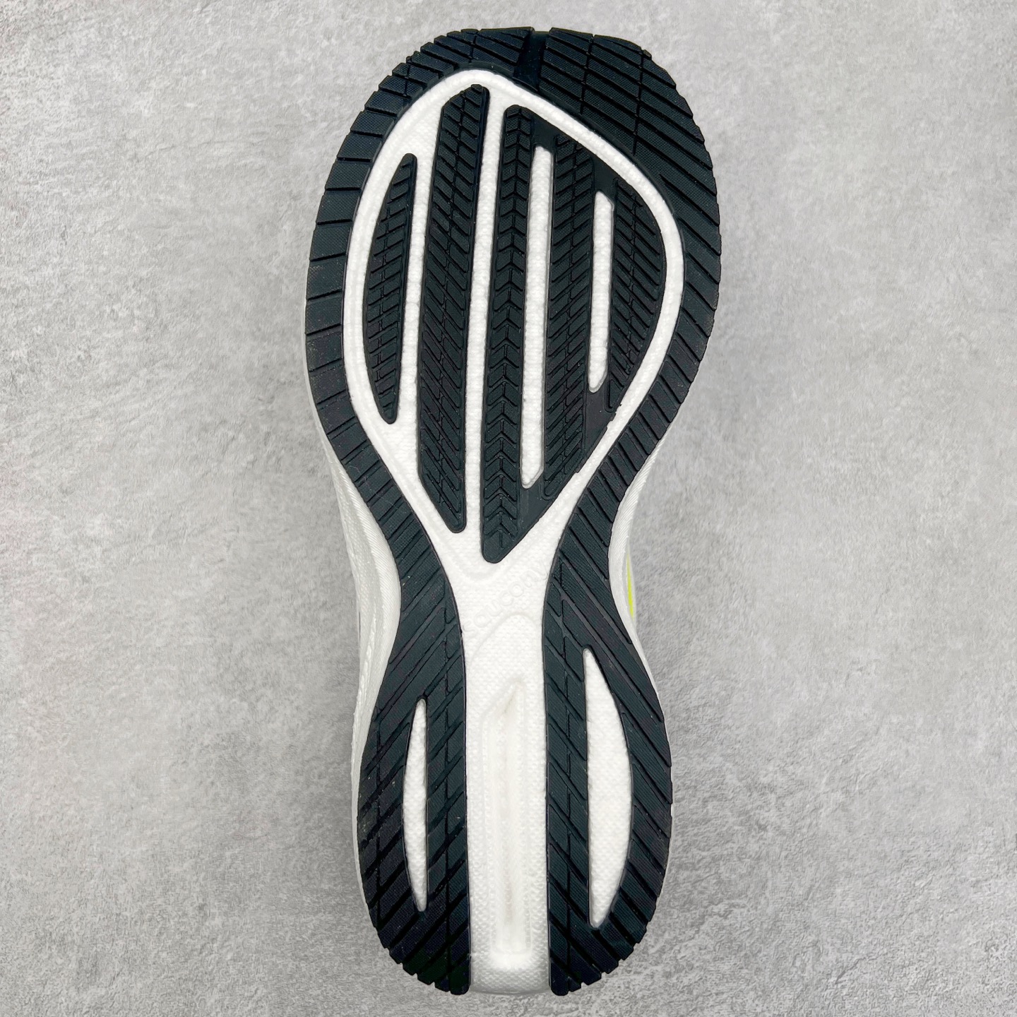 图片[9]-Saucony Triumph 21 索康尼胜利21代旗舰级缓震型跑鞋 性能相比前几代再升级：鞋面采用全新升级的工学网设计 贴合脚部更透气 中底部分使用最新的PWRRUN+材质 搭配PWRRUN+鞋垫使中底的大幅加厚 10mm坡差进一步提供缓震、回弹性能 内底则采用了FORMFIT动态适应系统 动态契合脚型 提升包裹性和舒适性 提供更卓越的动态回馈体验 XT-900橡胶大底 可提供良好的抓地力和较强抗磨性能 尺码：35.5 36 36.5 37.5 38 38.5 39 40 40.5 41 42 42.5 43 44 44.5 45 46-选品中心