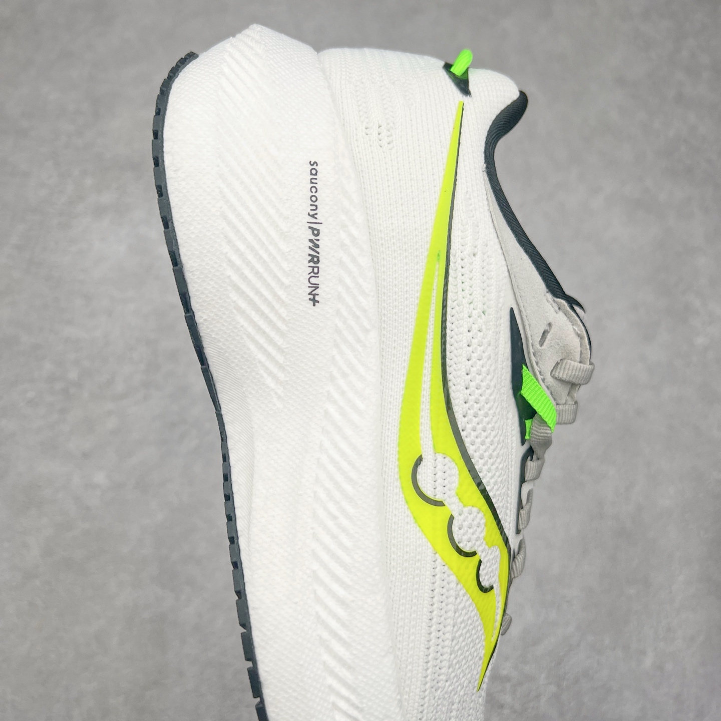 图片[6]-Saucony Triumph 21 索康尼胜利21代旗舰级缓震型跑鞋 性能相比前几代再升级：鞋面采用全新升级的工学网设计 贴合脚部更透气 中底部分使用最新的PWRRUN+材质 搭配PWRRUN+鞋垫使中底的大幅加厚 10mm坡差进一步提供缓震、回弹性能 内底则采用了FORMFIT动态适应系统 动态契合脚型 提升包裹性和舒适性 提供更卓越的动态回馈体验 XT-900橡胶大底 可提供良好的抓地力和较强抗磨性能 尺码：35.5 36 36.5 37.5 38 38.5 39 40 40.5 41 42 42.5 43 44 44.5 45 46-选品中心