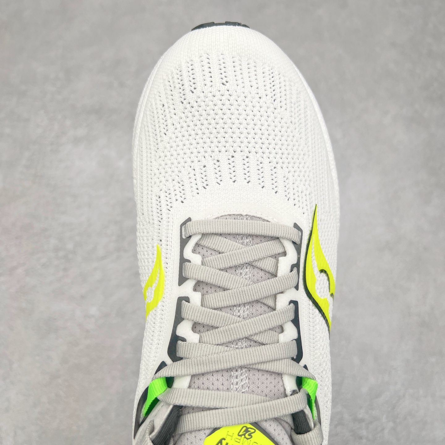 图片[4]-Saucony Triumph 21 索康尼胜利21代旗舰级缓震型跑鞋 性能相比前几代再升级：鞋面采用全新升级的工学网设计 贴合脚部更透气 中底部分使用最新的PWRRUN+材质 搭配PWRRUN+鞋垫使中底的大幅加厚 10mm坡差进一步提供缓震、回弹性能 内底则采用了FORMFIT动态适应系统 动态契合脚型 提升包裹性和舒适性 提供更卓越的动态回馈体验 XT-900橡胶大底 可提供良好的抓地力和较强抗磨性能 尺码：35.5 36 36.5 37.5 38 38.5 39 40 40.5 41 42 42.5 43 44 44.5 45 46-选品中心