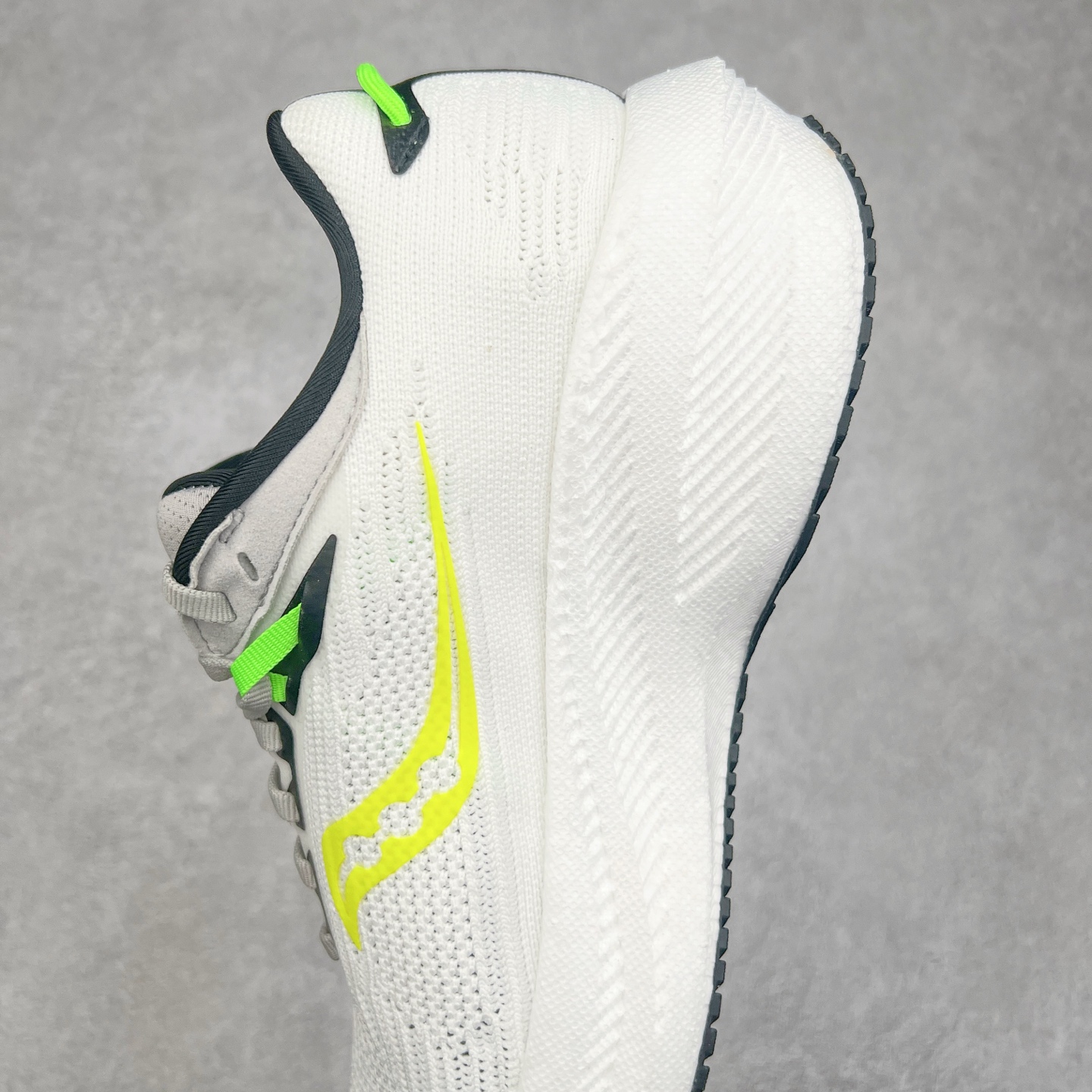 图片[7]-Saucony Triumph 21 索康尼胜利21代旗舰级缓震型跑鞋 性能相比前几代再升级：鞋面采用全新升级的工学网设计 贴合脚部更透气 中底部分使用最新的PWRRUN+材质 搭配PWRRUN+鞋垫使中底的大幅加厚 10mm坡差进一步提供缓震、回弹性能 内底则采用了FORMFIT动态适应系统 动态契合脚型 提升包裹性和舒适性 提供更卓越的动态回馈体验 XT-900橡胶大底 可提供良好的抓地力和较强抗磨性能 尺码：35.5 36 36.5 37.5 38 38.5 39 40 40.5 41 42 42.5 43 44 44.5 45 46-选品中心