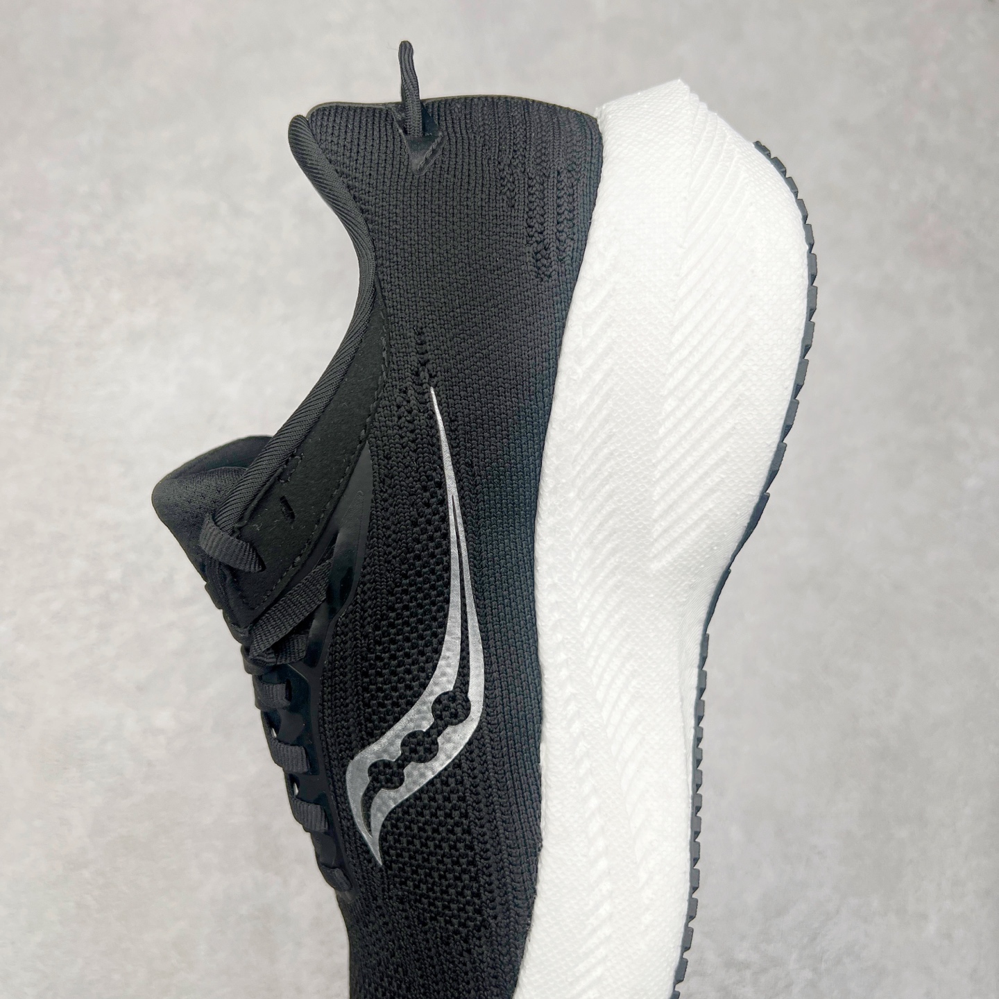 图片[7]-Saucony Triumph 21 索康尼胜利21代旗舰级缓震型跑鞋 性能相比前几代再升级：鞋面采用全新升级的工学网设计 贴合脚部更透气 中底部分使用最新的PWRRUN+材质 搭配PWRRUN+鞋垫使中底的大幅加厚 10mm坡差进一步提供缓震、回弹性能 内底则采用了FORMFIT动态适应系统 动态契合脚型 提升包裹性和舒适性 提供更卓越的动态回馈体验 XT-900橡胶大底 可提供良好的抓地力和较强抗磨性能 尺码：35.5 36 36.5 37.5 38 38.5 39 40 40.5 41 42 42.5 43 44 44.5 45 46-选品中心