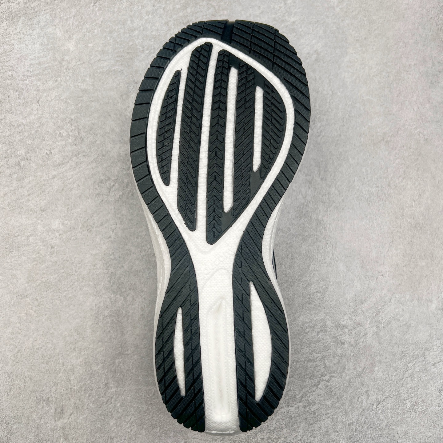 图片[9]-Saucony Triumph 21 索康尼胜利21代旗舰级缓震型跑鞋 性能相比前几代再升级：鞋面采用全新升级的工学网设计 贴合脚部更透气 中底部分使用最新的PWRRUN+材质 搭配PWRRUN+鞋垫使中底的大幅加厚 10mm坡差进一步提供缓震、回弹性能 内底则采用了FORMFIT动态适应系统 动态契合脚型 提升包裹性和舒适性 提供更卓越的动态回馈体验 XT-900橡胶大底 可提供良好的抓地力和较强抗磨性能 尺码：35.5 36 36.5 37.5 38 38.5 39 40 40.5 41 42 42.5 43 44 44.5 45 46-选品中心