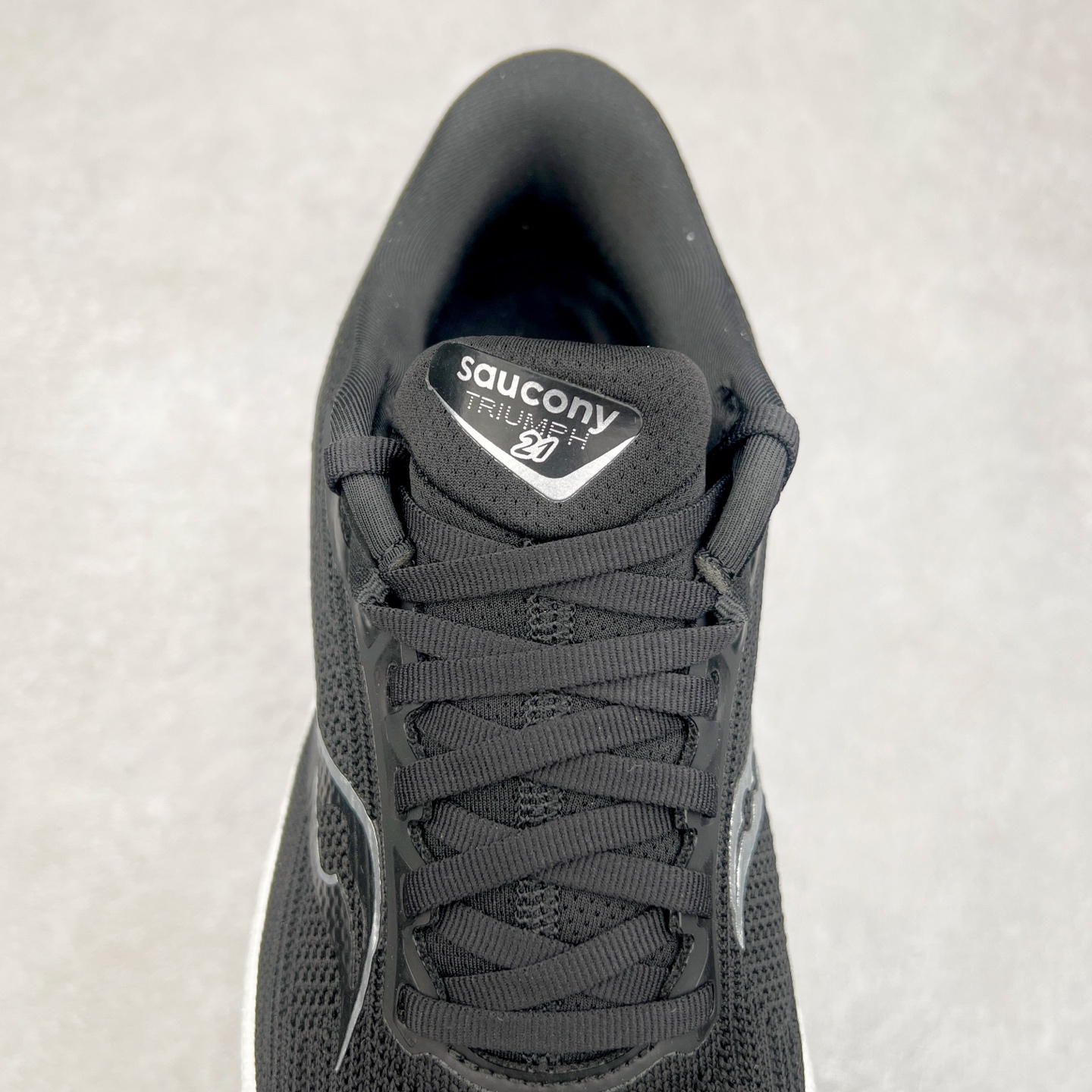 图片[5]-Saucony Triumph 21 索康尼胜利21代旗舰级缓震型跑鞋 性能相比前几代再升级：鞋面采用全新升级的工学网设计 贴合脚部更透气 中底部分使用最新的PWRRUN+材质 搭配PWRRUN+鞋垫使中底的大幅加厚 10mm坡差进一步提供缓震、回弹性能 内底则采用了FORMFIT动态适应系统 动态契合脚型 提升包裹性和舒适性 提供更卓越的动态回馈体验 XT-900橡胶大底 可提供良好的抓地力和较强抗磨性能 尺码：35.5 36 36.5 37.5 38 38.5 39 40 40.5 41 42 42.5 43 44 44.5 45 46-选品中心