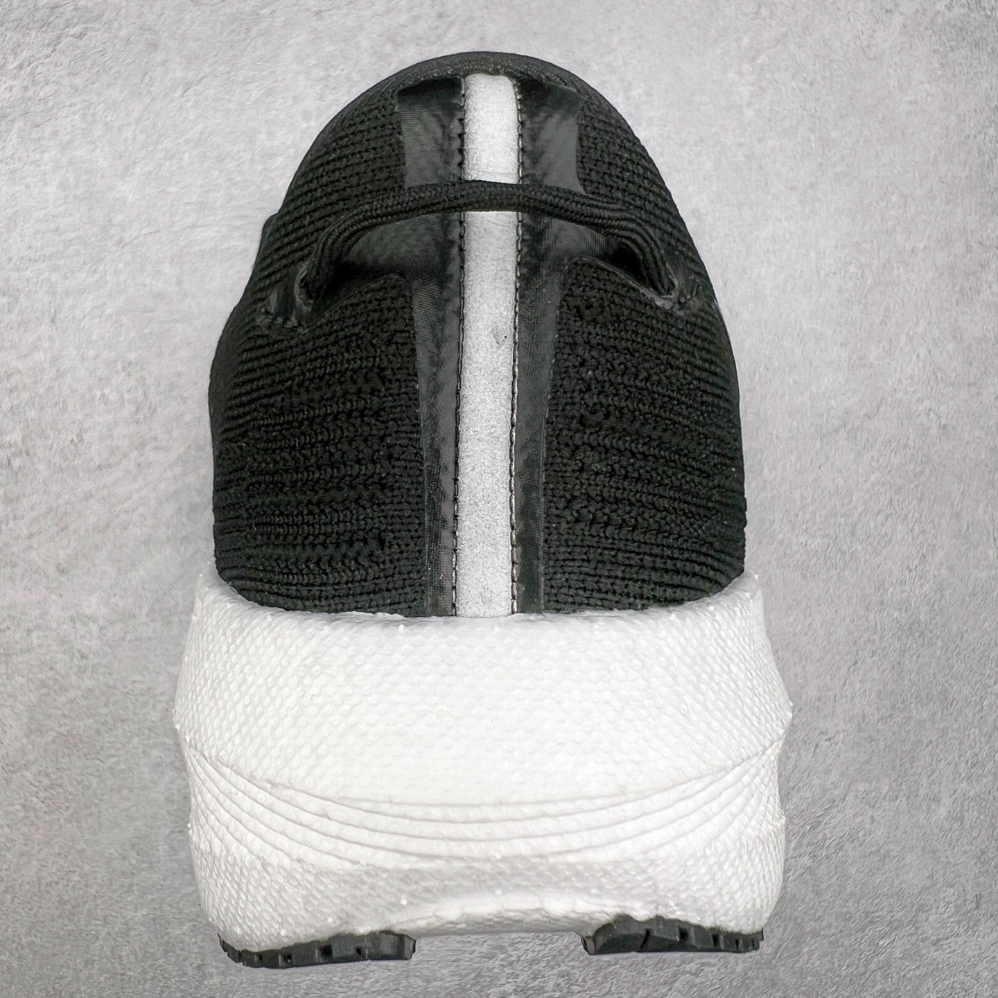 图片[8]-Saucony Triumph 21 索康尼胜利21代旗舰级缓震型跑鞋 性能相比前几代再升级：鞋面采用全新升级的工学网设计 贴合脚部更透气 中底部分使用最新的PWRRUN+材质 搭配PWRRUN+鞋垫使中底的大幅加厚 10mm坡差进一步提供缓震、回弹性能 内底则采用了FORMFIT动态适应系统 动态契合脚型 提升包裹性和舒适性 提供更卓越的动态回馈体验 XT-900橡胶大底 可提供良好的抓地力和较强抗磨性能 尺码：35.5 36 36.5 37.5 38 38.5 39 40 40.5 41 42 42.5 43 44 44.5 45 46-选品中心