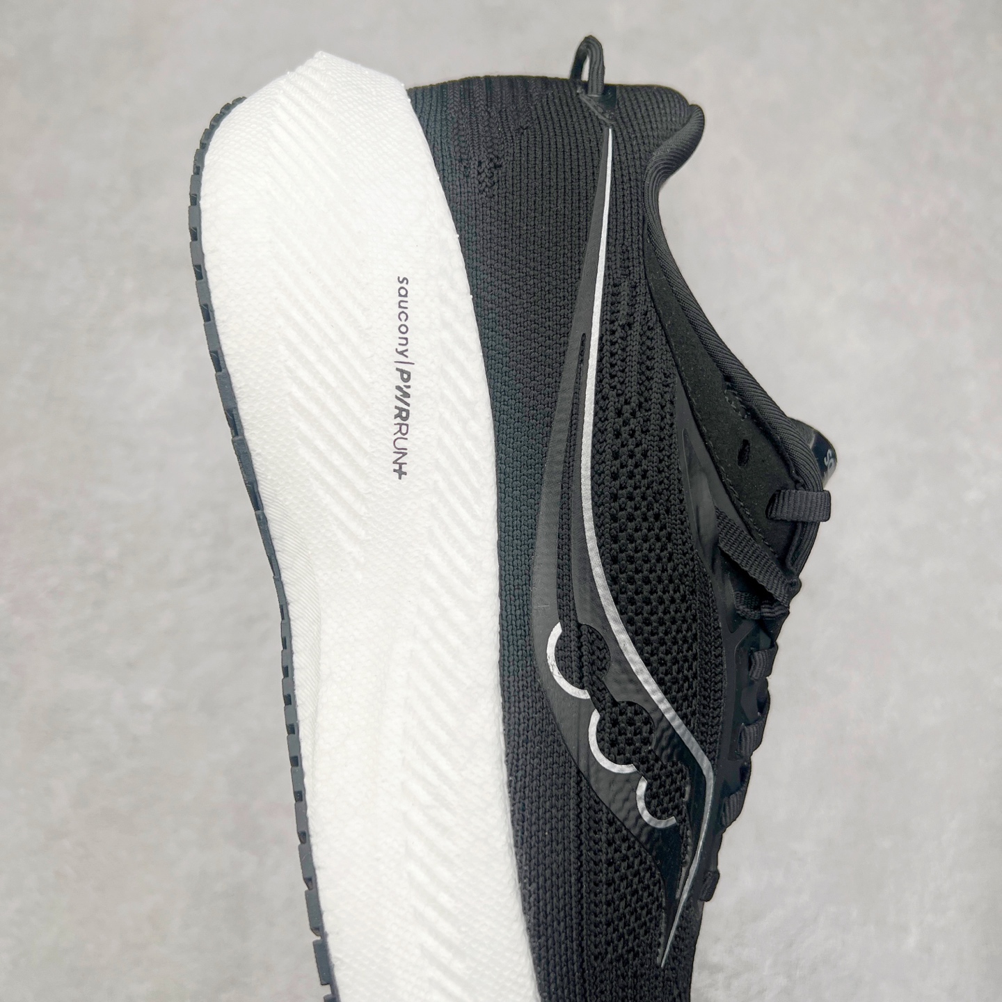 图片[6]-Saucony Triumph 21 索康尼胜利21代旗舰级缓震型跑鞋 性能相比前几代再升级：鞋面采用全新升级的工学网设计 贴合脚部更透气 中底部分使用最新的PWRRUN+材质 搭配PWRRUN+鞋垫使中底的大幅加厚 10mm坡差进一步提供缓震、回弹性能 内底则采用了FORMFIT动态适应系统 动态契合脚型 提升包裹性和舒适性 提供更卓越的动态回馈体验 XT-900橡胶大底 可提供良好的抓地力和较强抗磨性能 尺码：35.5 36 36.5 37.5 38 38.5 39 40 40.5 41 42 42.5 43 44 44.5 45 46-选品中心