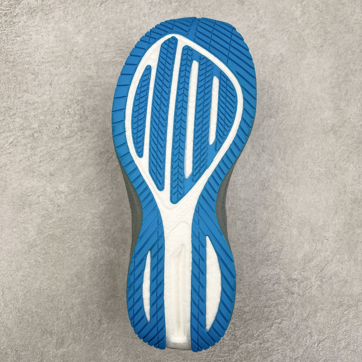 图片[9]-Saucony Triumph 21 索康尼胜利21代旗舰级缓震型跑鞋 性能相比前几代再升级：鞋面采用全新升级的工学网设计 贴合脚部更透气 中底部分使用最新的PWRRUN+材质 搭配PWRRUN+鞋垫使中底的大幅加厚 10mm坡差进一步提供缓震、回弹性能 内底则采用了FORMFIT动态适应系统 动态契合脚型 提升包裹性和舒适性 提供更卓越的动态回馈体验 XT-900橡胶大底 可提供良好的抓地力和较强抗磨性能 尺码：35.5 36 36.5 37.5 38 38.5 39 40 40.5 41 42 42.5 43 44 44.5 45 46-选品中心