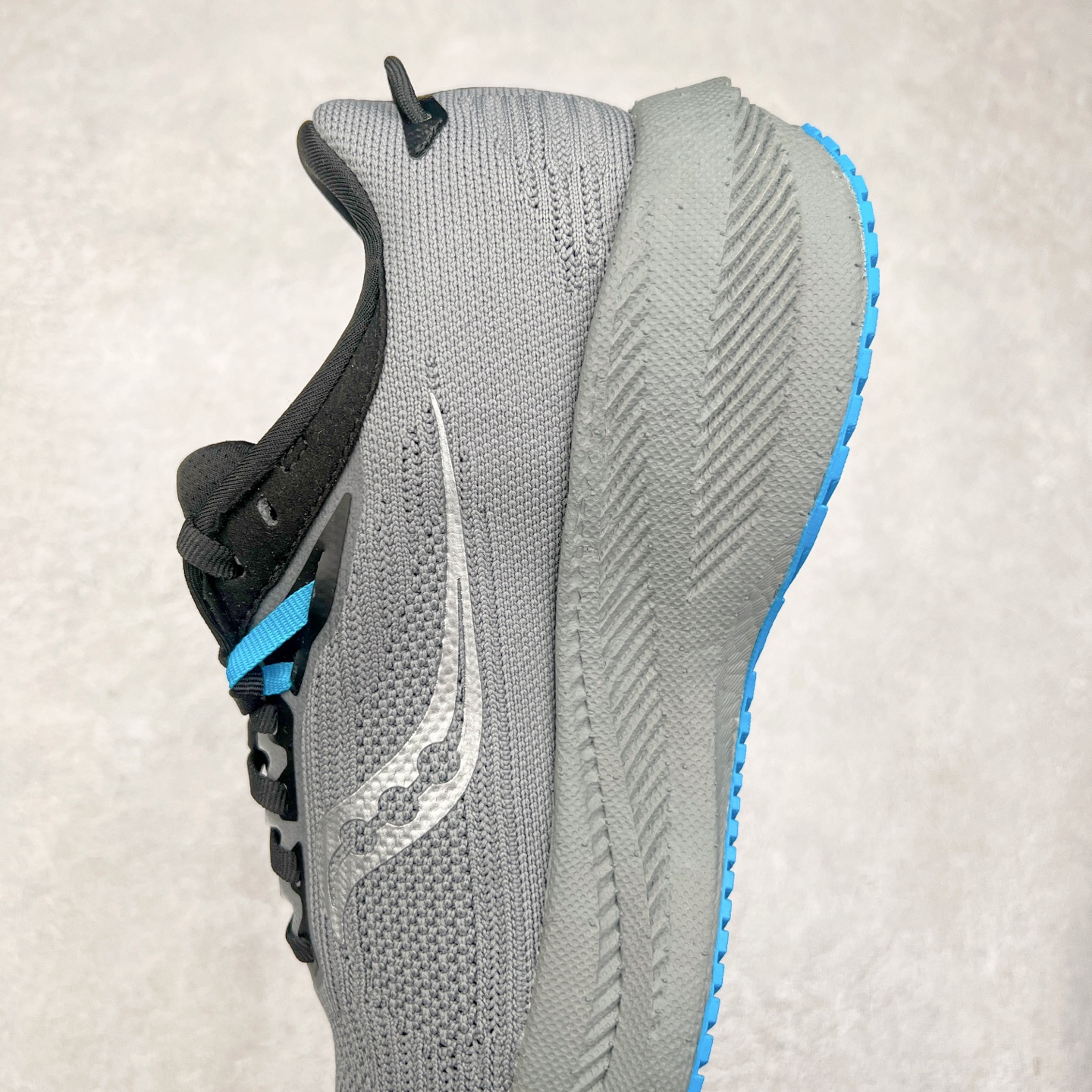 图片[7]-Saucony Triumph 21 索康尼胜利21代旗舰级缓震型跑鞋 性能相比前几代再升级：鞋面采用全新升级的工学网设计 贴合脚部更透气 中底部分使用最新的PWRRUN+材质 搭配PWRRUN+鞋垫使中底的大幅加厚 10mm坡差进一步提供缓震、回弹性能 内底则采用了FORMFIT动态适应系统 动态契合脚型 提升包裹性和舒适性 提供更卓越的动态回馈体验 XT-900橡胶大底 可提供良好的抓地力和较强抗磨性能 尺码：35.5 36 36.5 37.5 38 38.5 39 40 40.5 41 42 42.5 43 44 44.5 45 46-选品中心