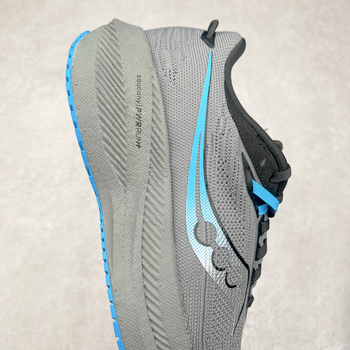 图片[6]-Saucony Triumph 21 索康尼胜利21代旗舰级缓震型跑鞋 性能相比前几代再升级：鞋面采用全新升级的工学网设计 贴合脚部更透气 中底部分使用最新的PWRRUN+材质 搭配PWRRUN+鞋垫使中底的大幅加厚 10mm坡差进一步提供缓震、回弹性能 内底则采用了FORMFIT动态适应系统 动态契合脚型 提升包裹性和舒适性 提供更卓越的动态回馈体验 XT-900橡胶大底 可提供良好的抓地力和较强抗磨性能 尺码：35.5 36 36.5 37.5 38 38.5 39 40 40.5 41 42 42.5 43 44 44.5 45 46-选品中心