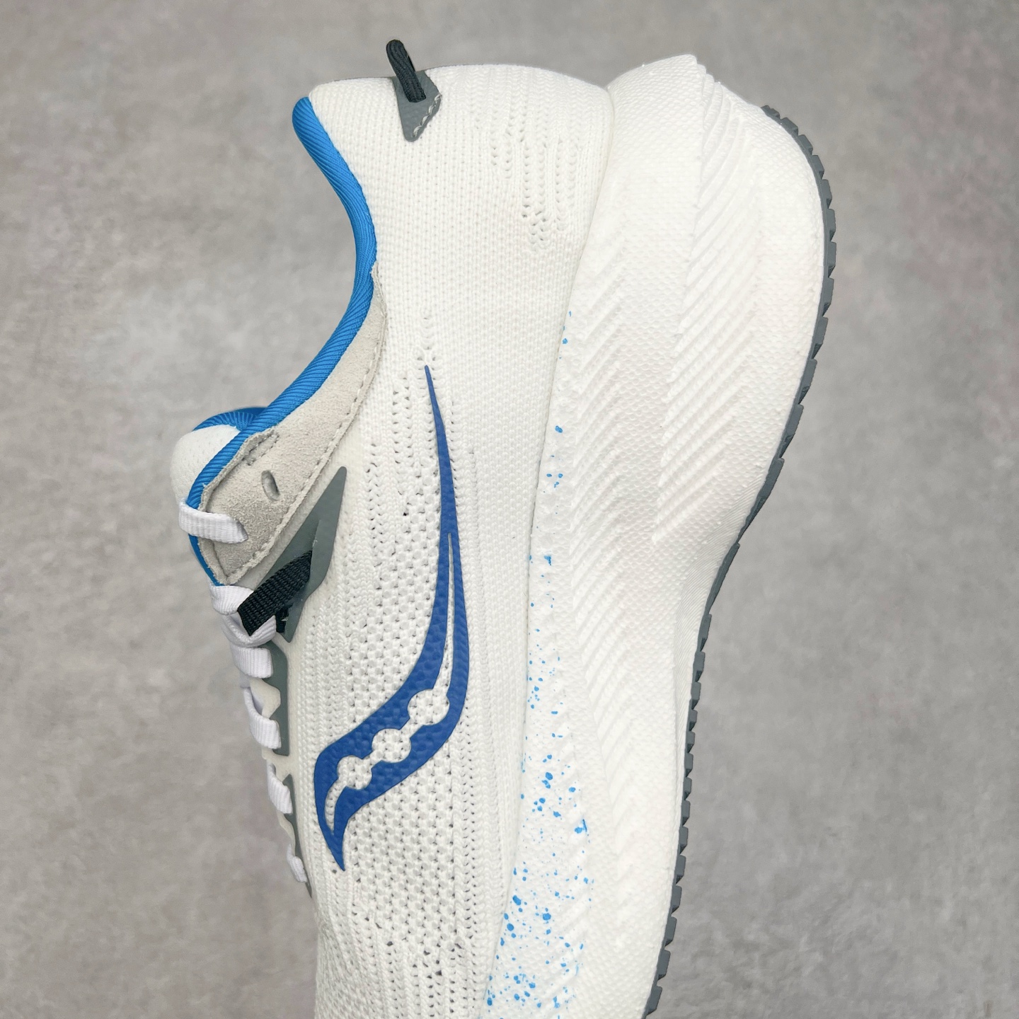 图片[7]-Saucony Triumph 21 索康尼胜利21代旗舰级缓震型跑鞋 性能相比前几代再升级：鞋面采用全新升级的工学网设计 贴合脚部更透气 中底部分使用最新的PWRRUN+材质 搭配PWRRUN+鞋垫使中底的大幅加厚 10mm坡差进一步提供缓震、回弹性能 内底则采用了FORMFIT动态适应系统 动态契合脚型 提升包裹性和舒适性 提供更卓越的动态回馈体验 XT-900橡胶大底 可提供良好的抓地力和较强抗磨性能 尺码：35.5 36 36.5 37.5 38 38.5 39 40 40.5 41 42 42.5 43 44 44.5 45 46-选品中心