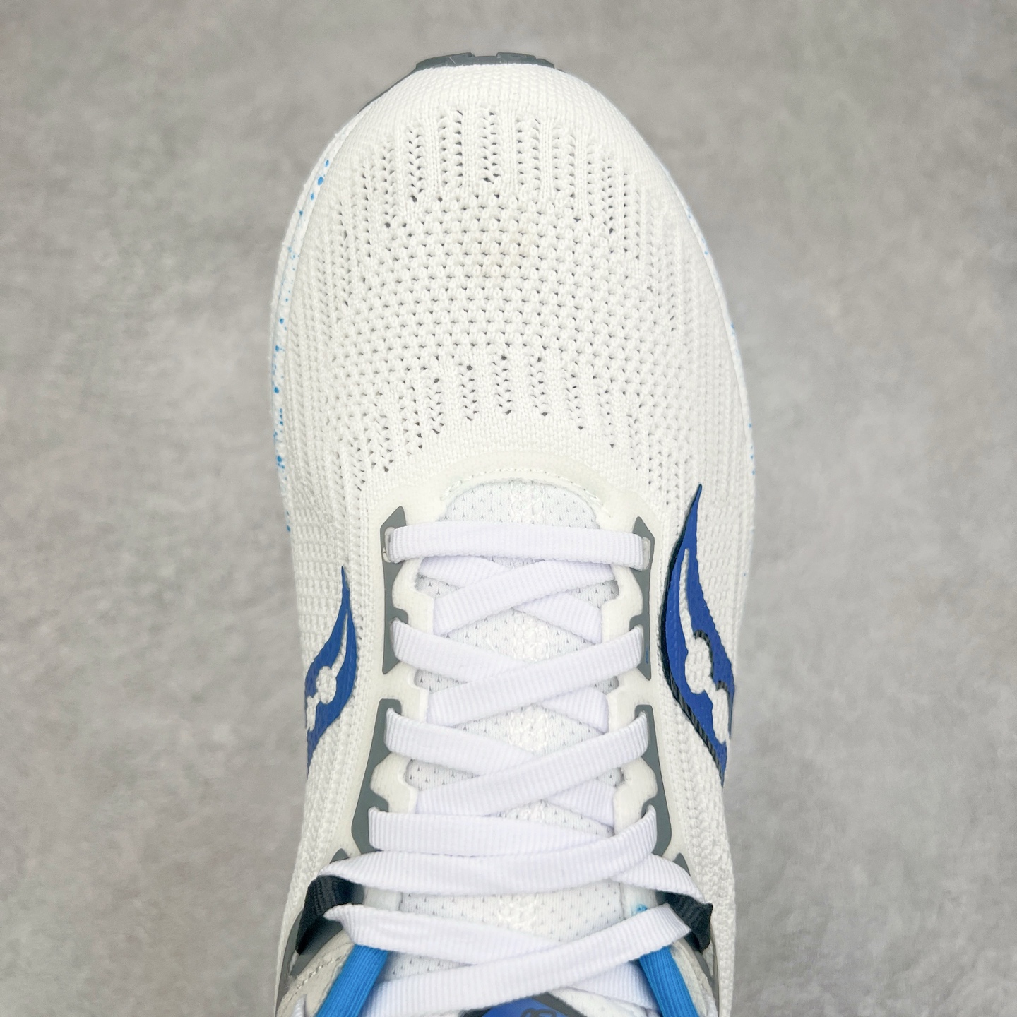 图片[4]-Saucony Triumph 21 索康尼胜利21代旗舰级缓震型跑鞋 性能相比前几代再升级：鞋面采用全新升级的工学网设计 贴合脚部更透气 中底部分使用最新的PWRRUN+材质 搭配PWRRUN+鞋垫使中底的大幅加厚 10mm坡差进一步提供缓震、回弹性能 内底则采用了FORMFIT动态适应系统 动态契合脚型 提升包裹性和舒适性 提供更卓越的动态回馈体验 XT-900橡胶大底 可提供良好的抓地力和较强抗磨性能 尺码：35.5 36 36.5 37.5 38 38.5 39 40 40.5 41 42 42.5 43 44 44.5 45 46-选品中心