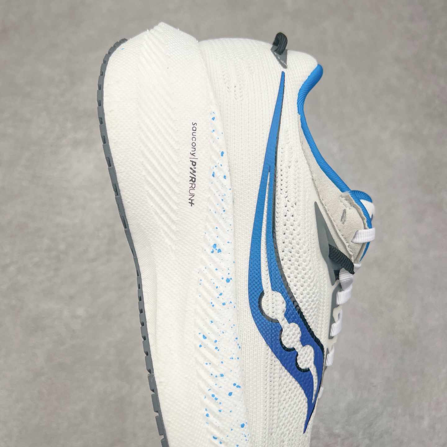 图片[6]-Saucony Triumph 21 索康尼胜利21代旗舰级缓震型跑鞋 性能相比前几代再升级：鞋面采用全新升级的工学网设计 贴合脚部更透气 中底部分使用最新的PWRRUN+材质 搭配PWRRUN+鞋垫使中底的大幅加厚 10mm坡差进一步提供缓震、回弹性能 内底则采用了FORMFIT动态适应系统 动态契合脚型 提升包裹性和舒适性 提供更卓越的动态回馈体验 XT-900橡胶大底 可提供良好的抓地力和较强抗磨性能 尺码：35.5 36 36.5 37.5 38 38.5 39 40 40.5 41 42 42.5 43 44 44.5 45 46-选品中心