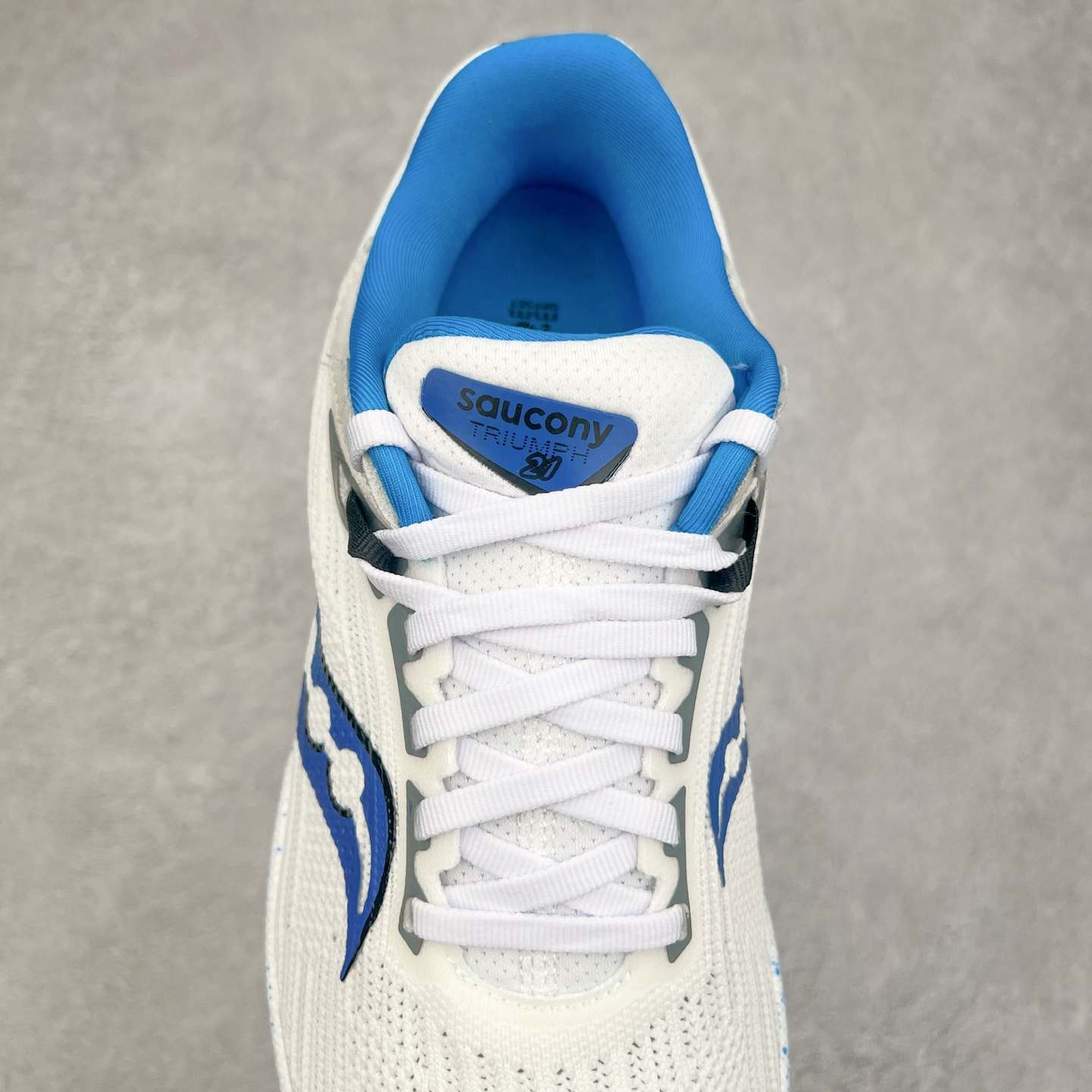 图片[5]-Saucony Triumph 21 索康尼胜利21代旗舰级缓震型跑鞋 性能相比前几代再升级：鞋面采用全新升级的工学网设计 贴合脚部更透气 中底部分使用最新的PWRRUN+材质 搭配PWRRUN+鞋垫使中底的大幅加厚 10mm坡差进一步提供缓震、回弹性能 内底则采用了FORMFIT动态适应系统 动态契合脚型 提升包裹性和舒适性 提供更卓越的动态回馈体验 XT-900橡胶大底 可提供良好的抓地力和较强抗磨性能 尺码：35.5 36 36.5 37.5 38 38.5 39 40 40.5 41 42 42.5 43 44 44.5 45 46-选品中心