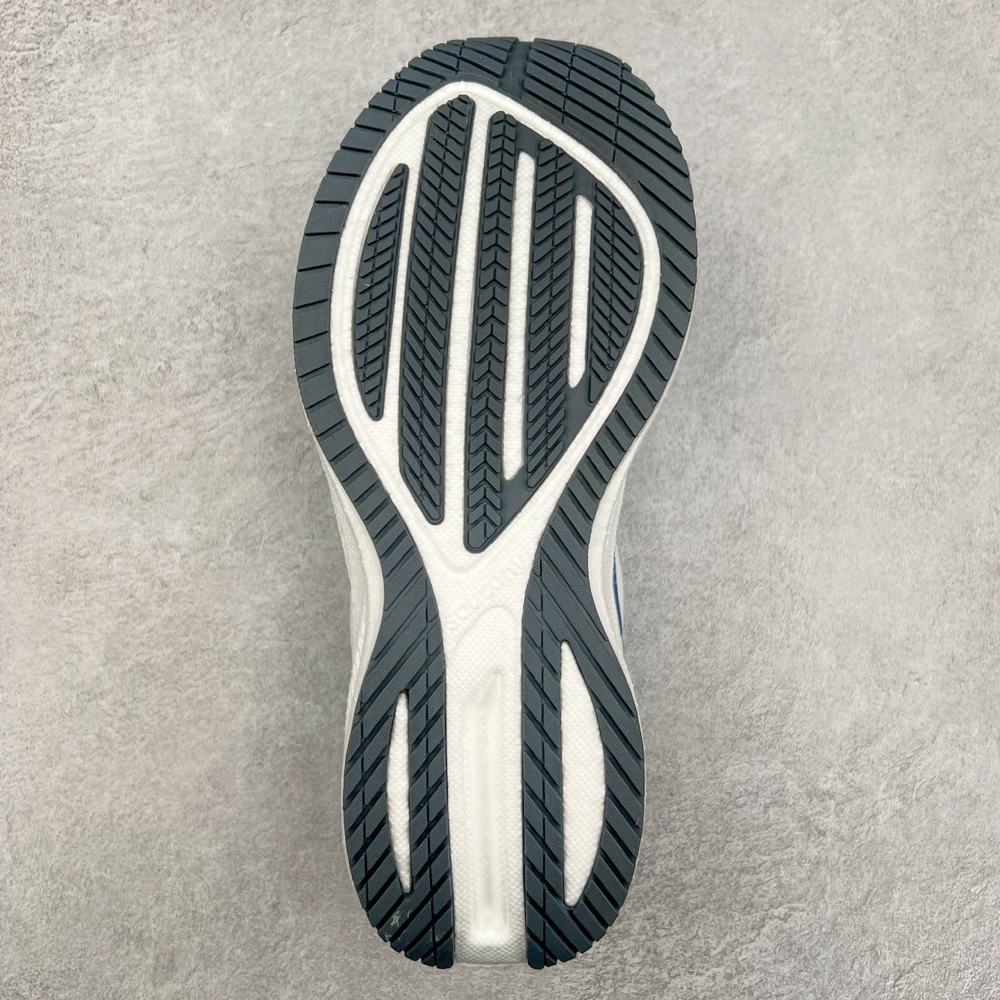 图片[9]-Saucony Triumph 21 索康尼胜利21代旗舰级缓震型跑鞋 性能相比前几代再升级：鞋面采用全新升级的工学网设计 贴合脚部更透气 中底部分使用最新的PWRRUN+材质 搭配PWRRUN+鞋垫使中底的大幅加厚 10mm坡差进一步提供缓震、回弹性能 内底则采用了FORMFIT动态适应系统 动态契合脚型 提升包裹性和舒适性 提供更卓越的动态回馈体验 XT-900橡胶大底 可提供良好的抓地力和较强抗磨性能 尺码：35.5 36 36.5 37.5 38 38.5 39 40 40.5 41 42 42.5 43 44 44.5 45 46-选品中心