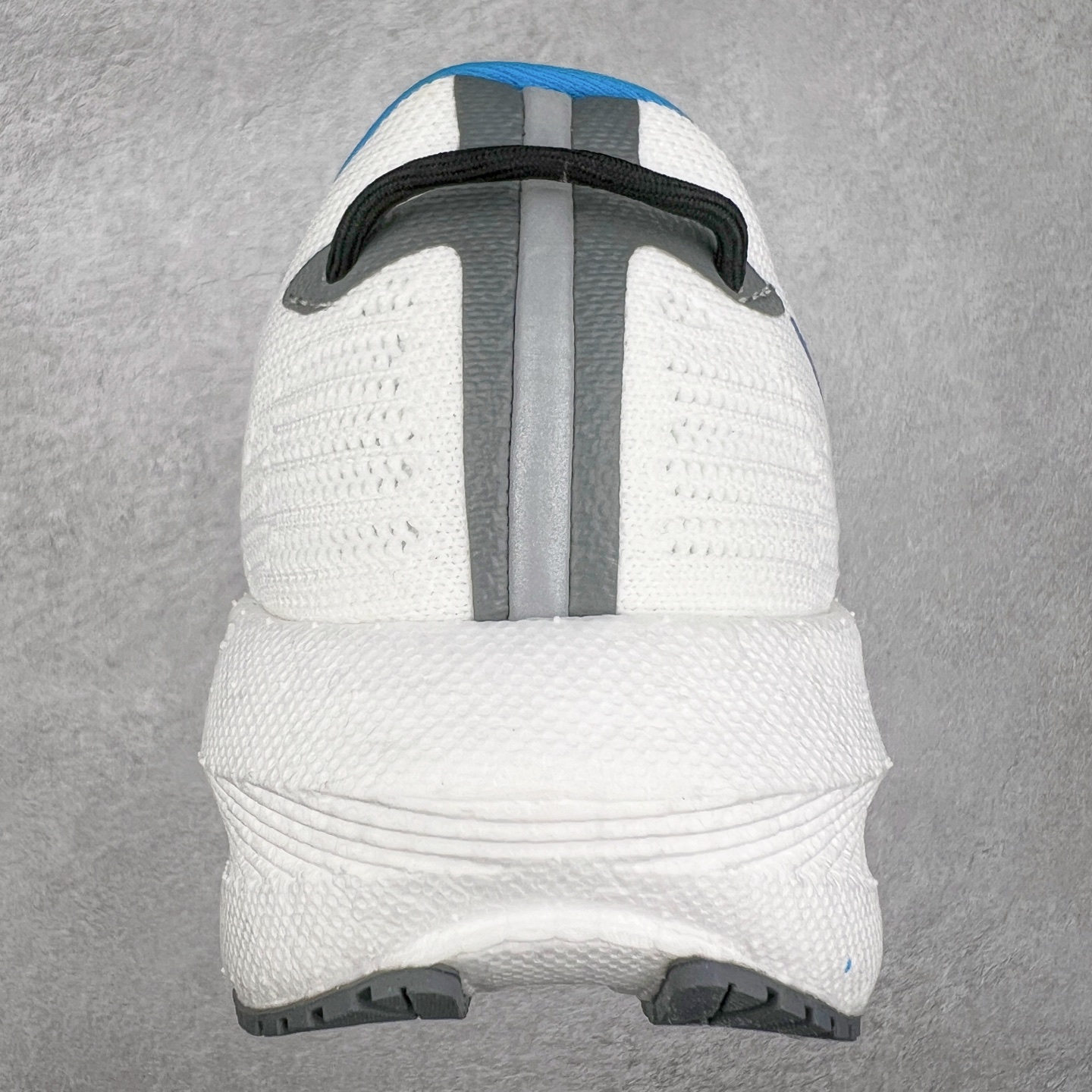 图片[8]-Saucony Triumph 21 索康尼胜利21代旗舰级缓震型跑鞋 性能相比前几代再升级：鞋面采用全新升级的工学网设计 贴合脚部更透气 中底部分使用最新的PWRRUN+材质 搭配PWRRUN+鞋垫使中底的大幅加厚 10mm坡差进一步提供缓震、回弹性能 内底则采用了FORMFIT动态适应系统 动态契合脚型 提升包裹性和舒适性 提供更卓越的动态回馈体验 XT-900橡胶大底 可提供良好的抓地力和较强抗磨性能 尺码：35.5 36 36.5 37.5 38 38.5 39 40 40.5 41 42 42.5 43 44 44.5 45 46-选品中心