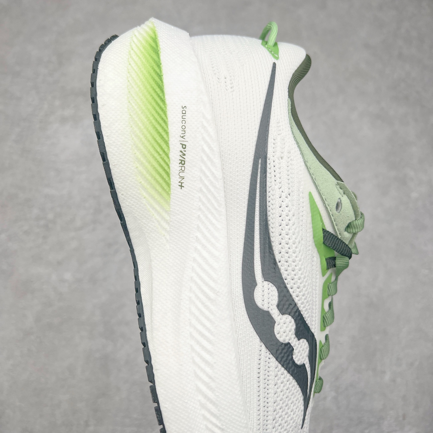 图片[6]-Saucony Triumph 21 索康尼胜利21代旗舰级缓震型跑鞋 性能相比前几代再升级：鞋面采用全新升级的工学网设计 贴合脚部更透气 中底部分使用最新的PWRRUN+材质 搭配PWRRUN+鞋垫使中底的大幅加厚 10mm坡差进一步提供缓震、回弹性能 内底则采用了FORMFIT动态适应系统 动态契合脚型 提升包裹性和舒适性 提供更卓越的动态回馈体验 XT-900橡胶大底 可提供良好的抓地力和较强抗磨性能 尺码：35.5 36 36.5 37.5 38 38.5 39 40 40.5 41 42 42.5 43 44 44.5 45 46-选品中心